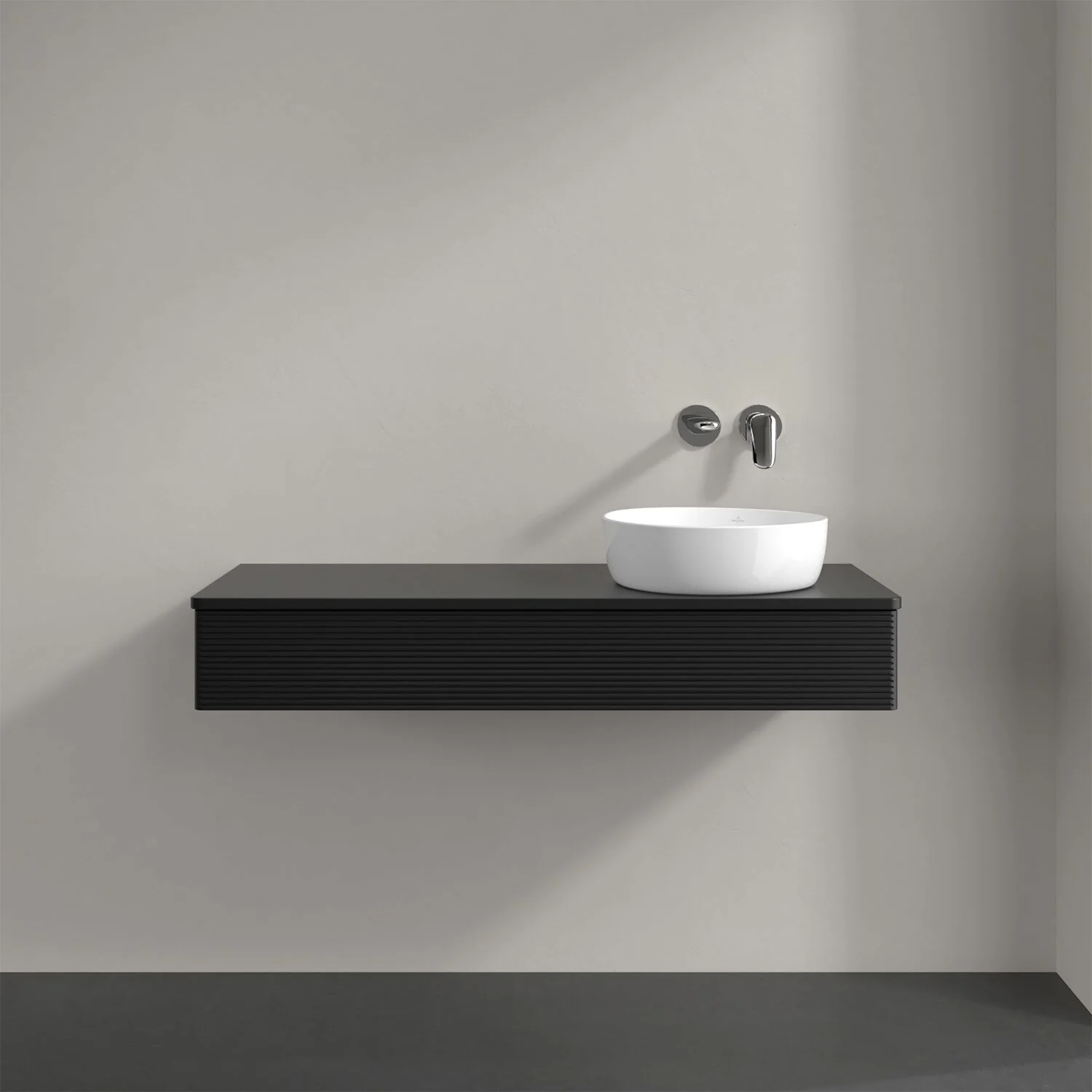 Pojedyncza umywalka z czarną konsolą w łazience, Villeroy & Boch