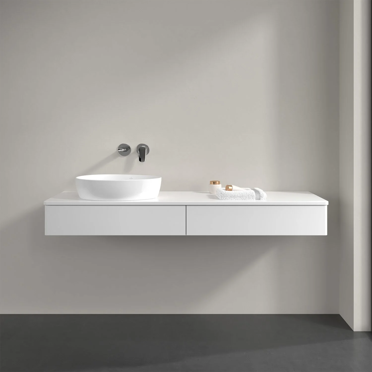 Biała umywalka na białej szafce w łazience, Villeroy & Boch