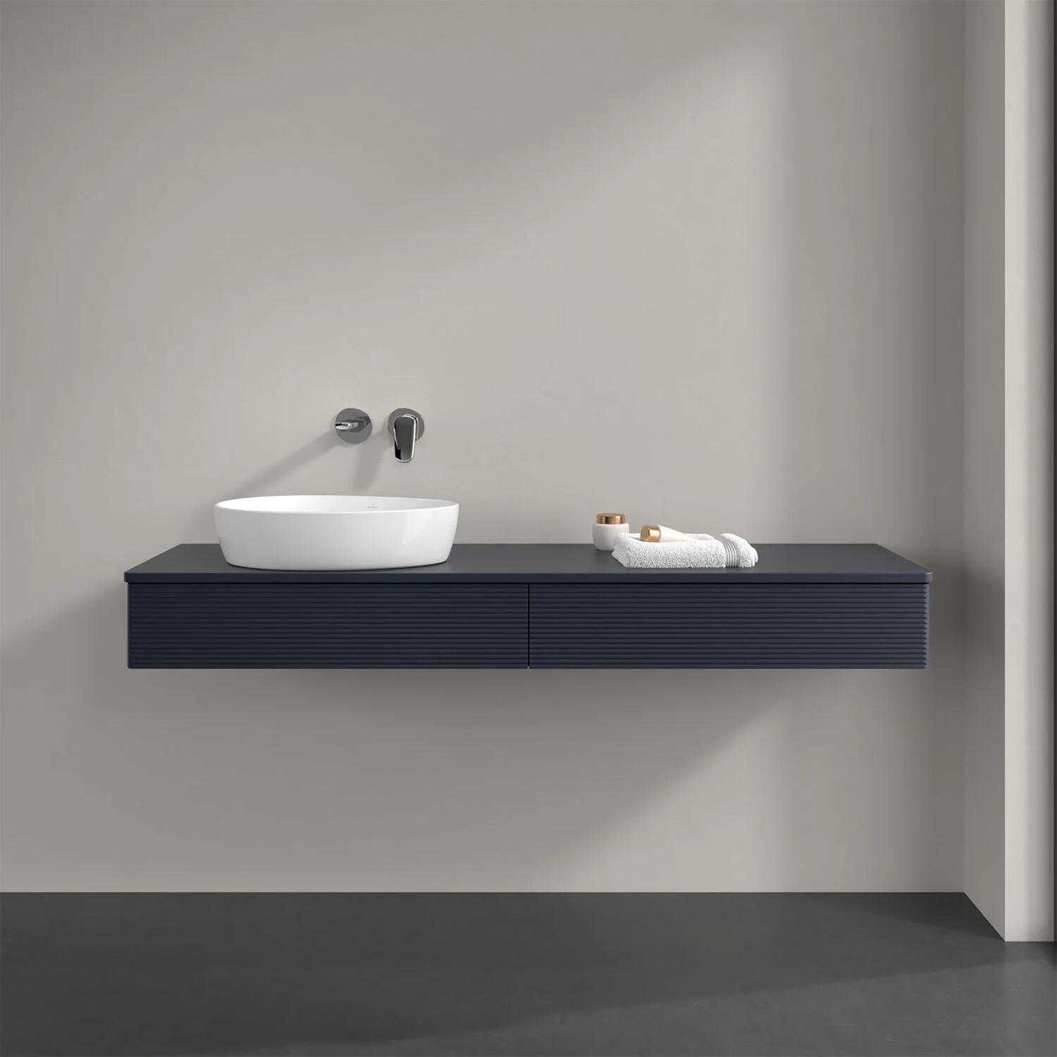 Niebieskie meble łazienkowe z umywalką z bliska, Villeroy & Boch