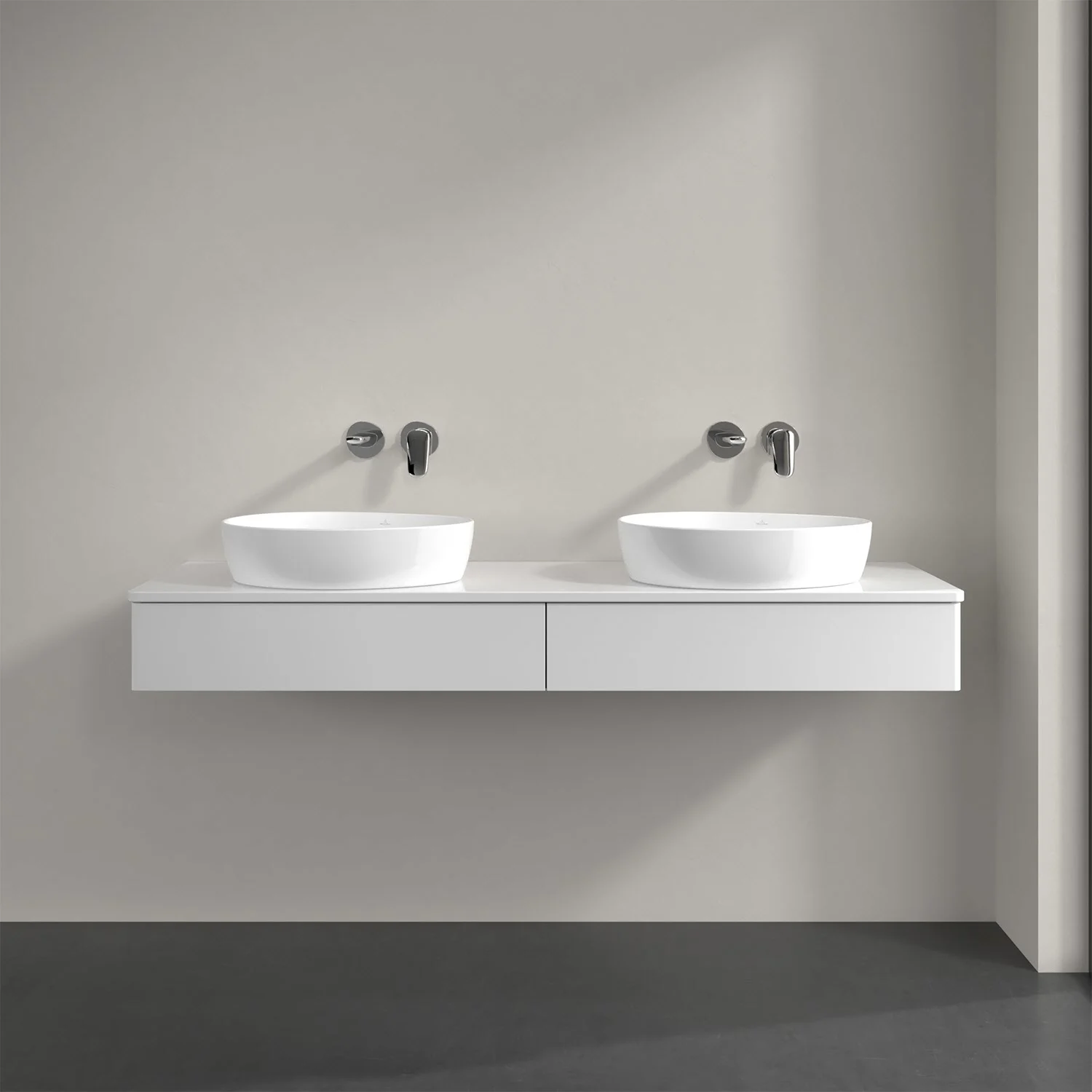 Podwójna umywalka z białą szafką w łazience, Villeroy & Boch