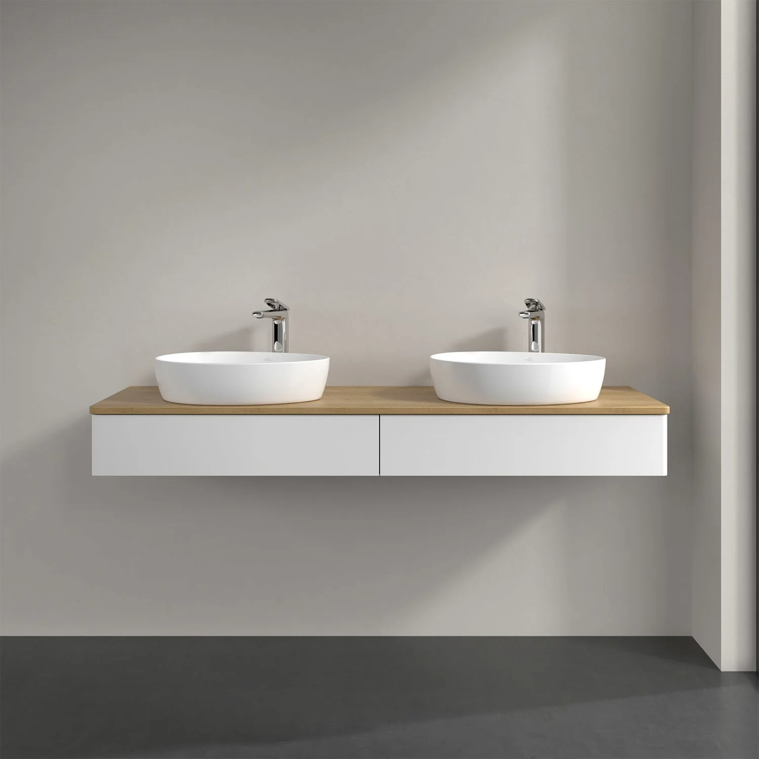 Podwójna umywalka z białą szafką w łazience, Villeroy & Boch