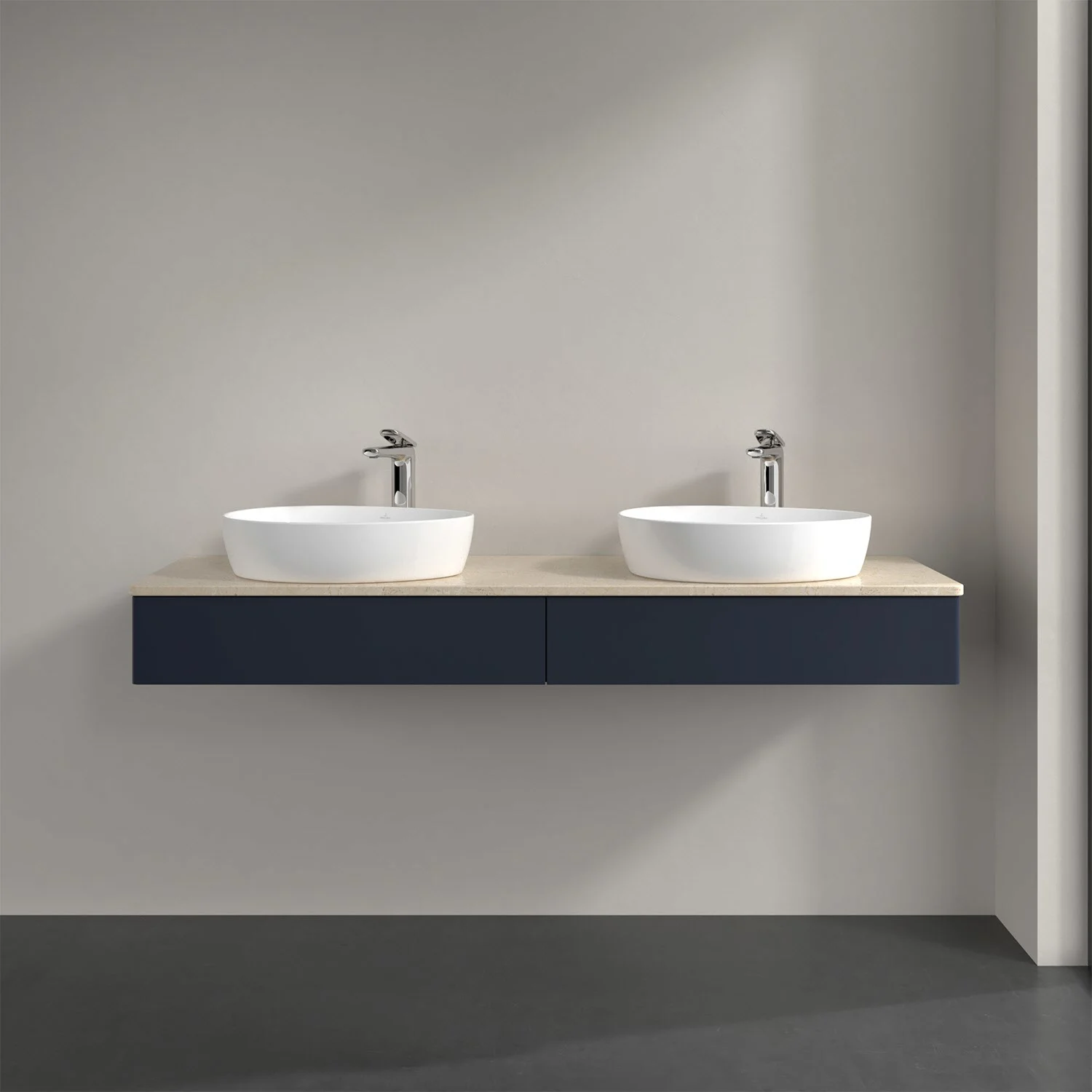 Podwójna umywalka z ciemnoniebieską szafką w łazience, Villeroy & Boch