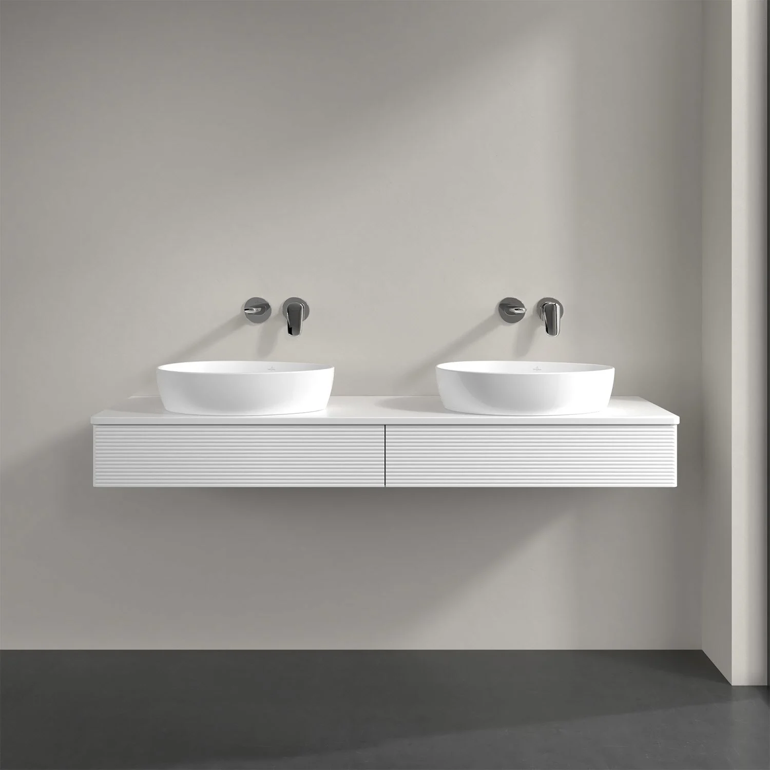 Biała podwójna umywalka z bateriami ściennymi, Villeroy & Boch