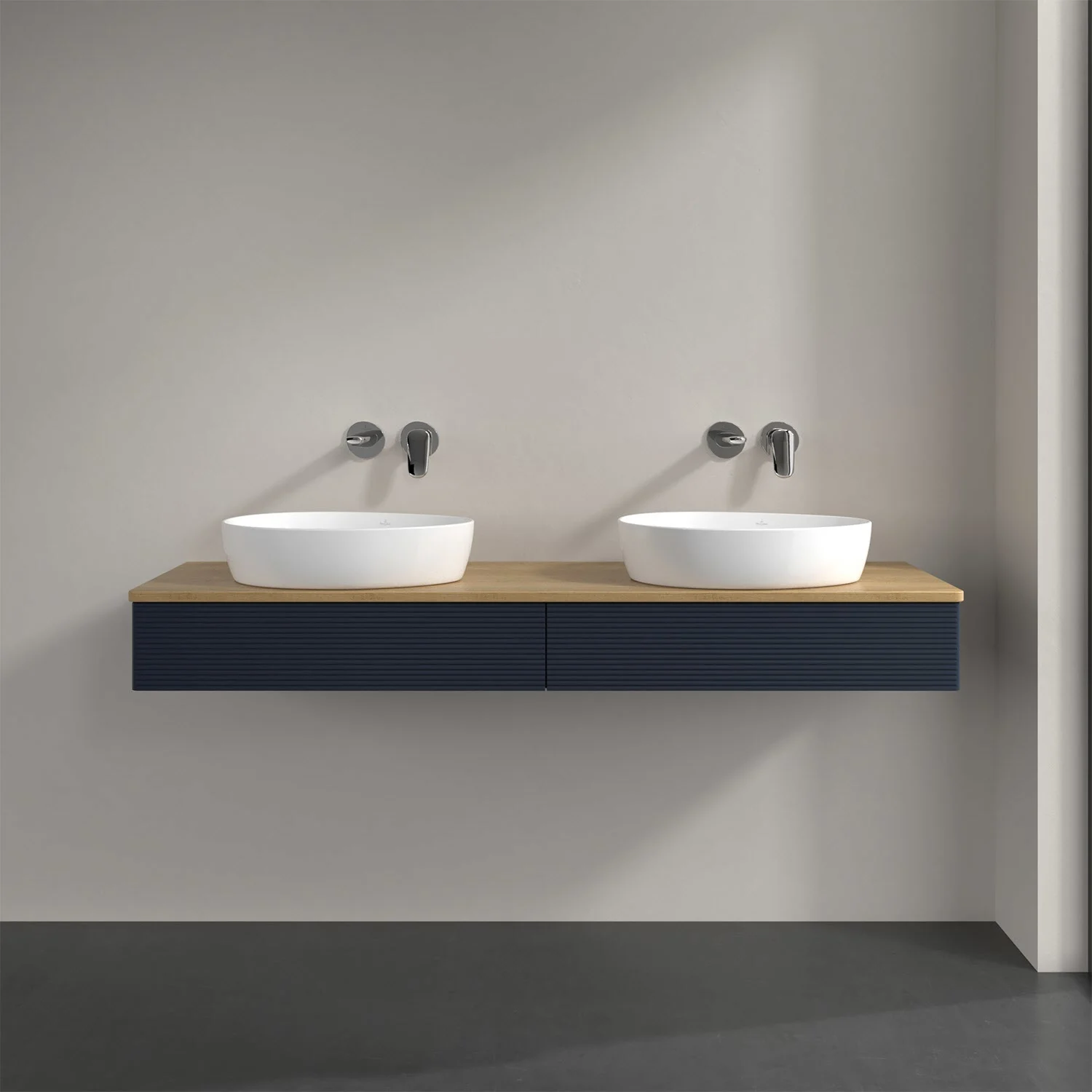 Podwójna umywalka z ciemnoniebieską szafką w łazience, Villeroy & Boch