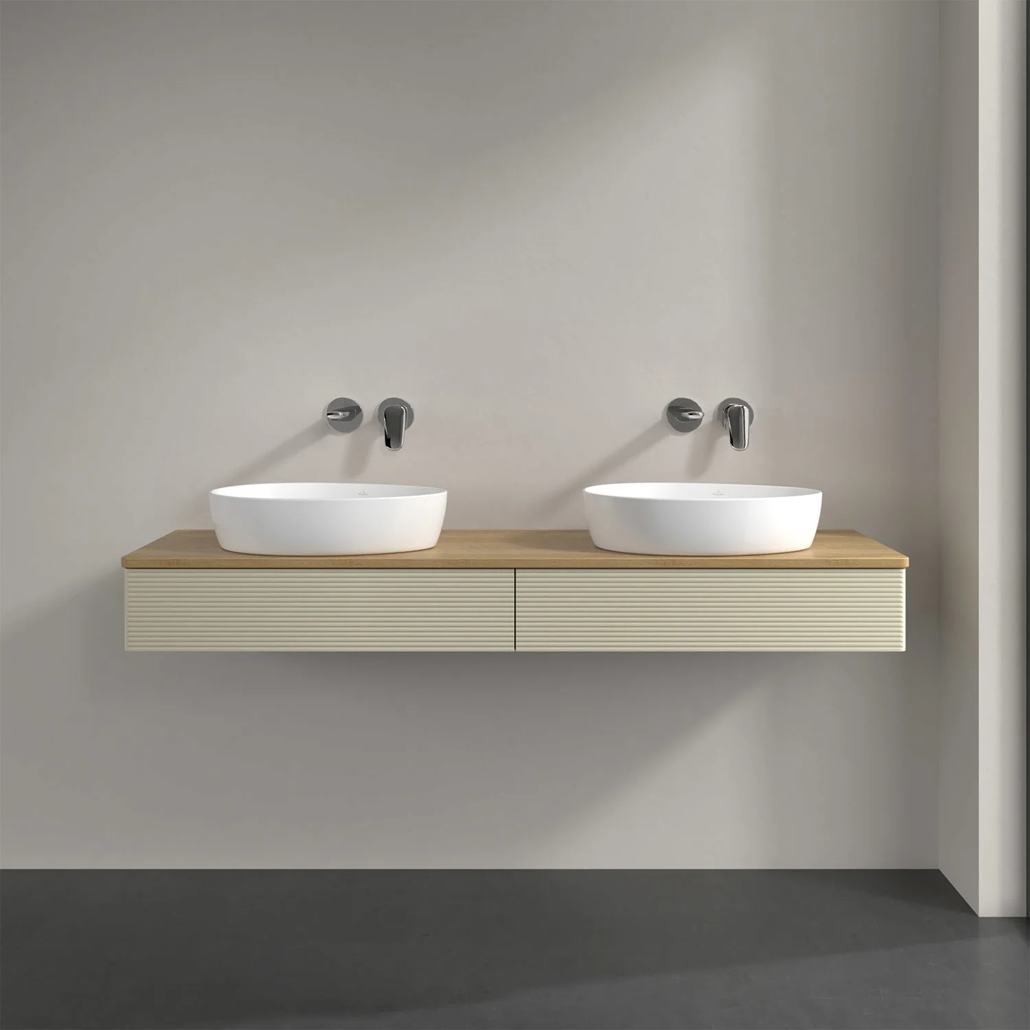 Podwójna umywalka z jasną szafką w łazience, Villeroy & Boch
