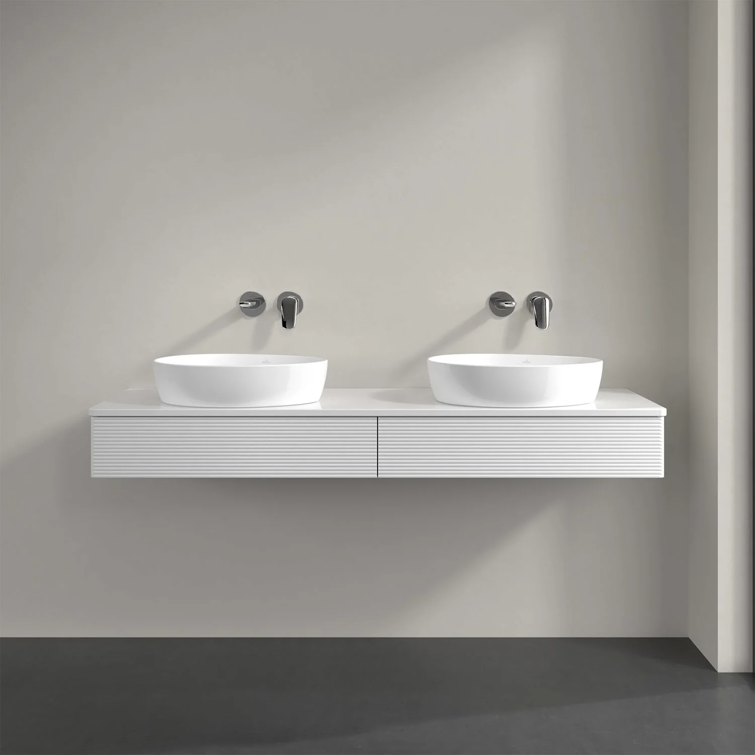 Podwójna umywalka z białą szafką w łazience, Villeroy & Boch