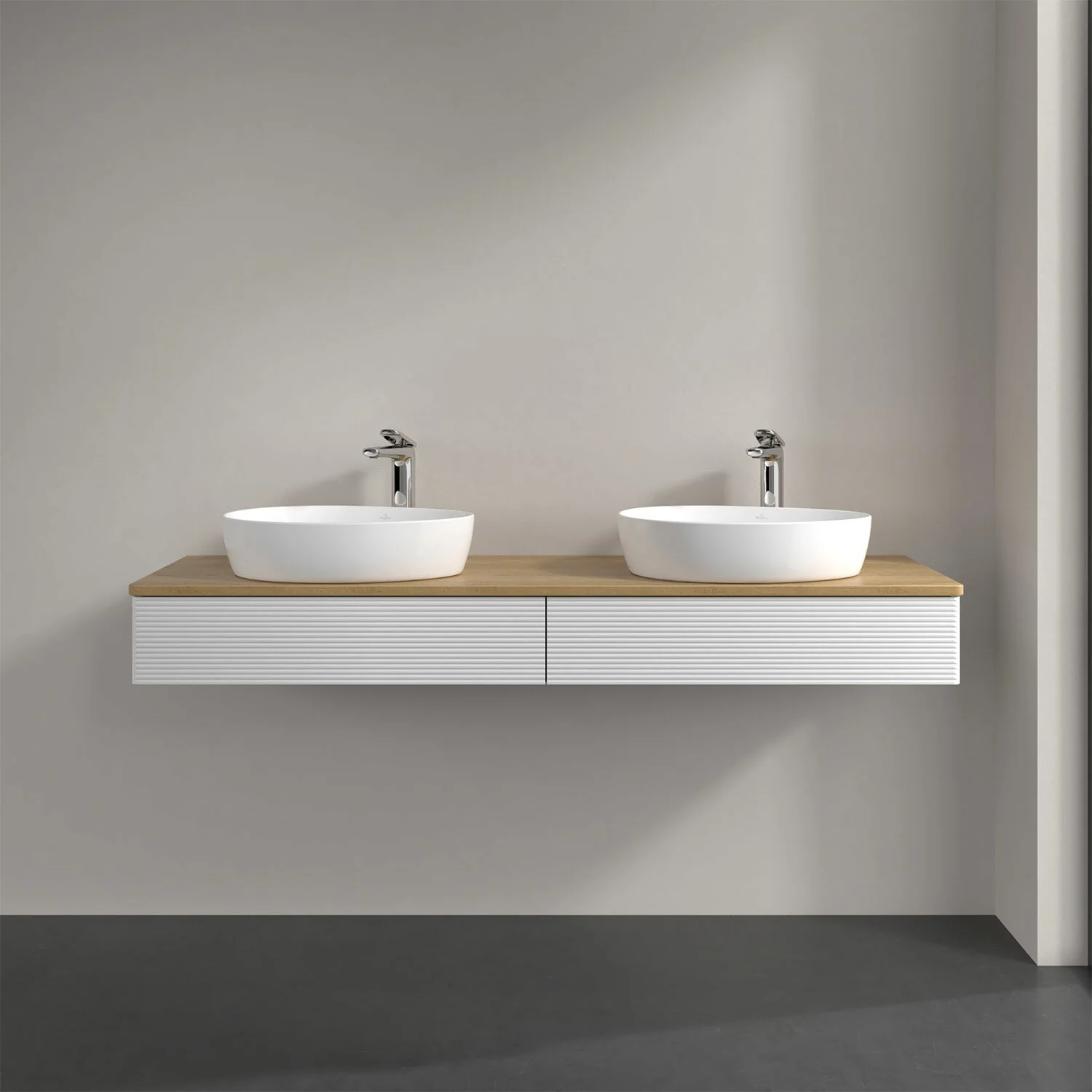 Podwójna umywalka z białą szafką w łazience, Villeroy & Boch