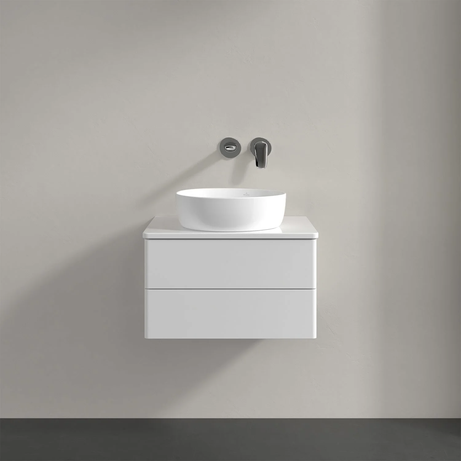Biała umywalka z baterią ścienną w łazience, Villeroy & Boch