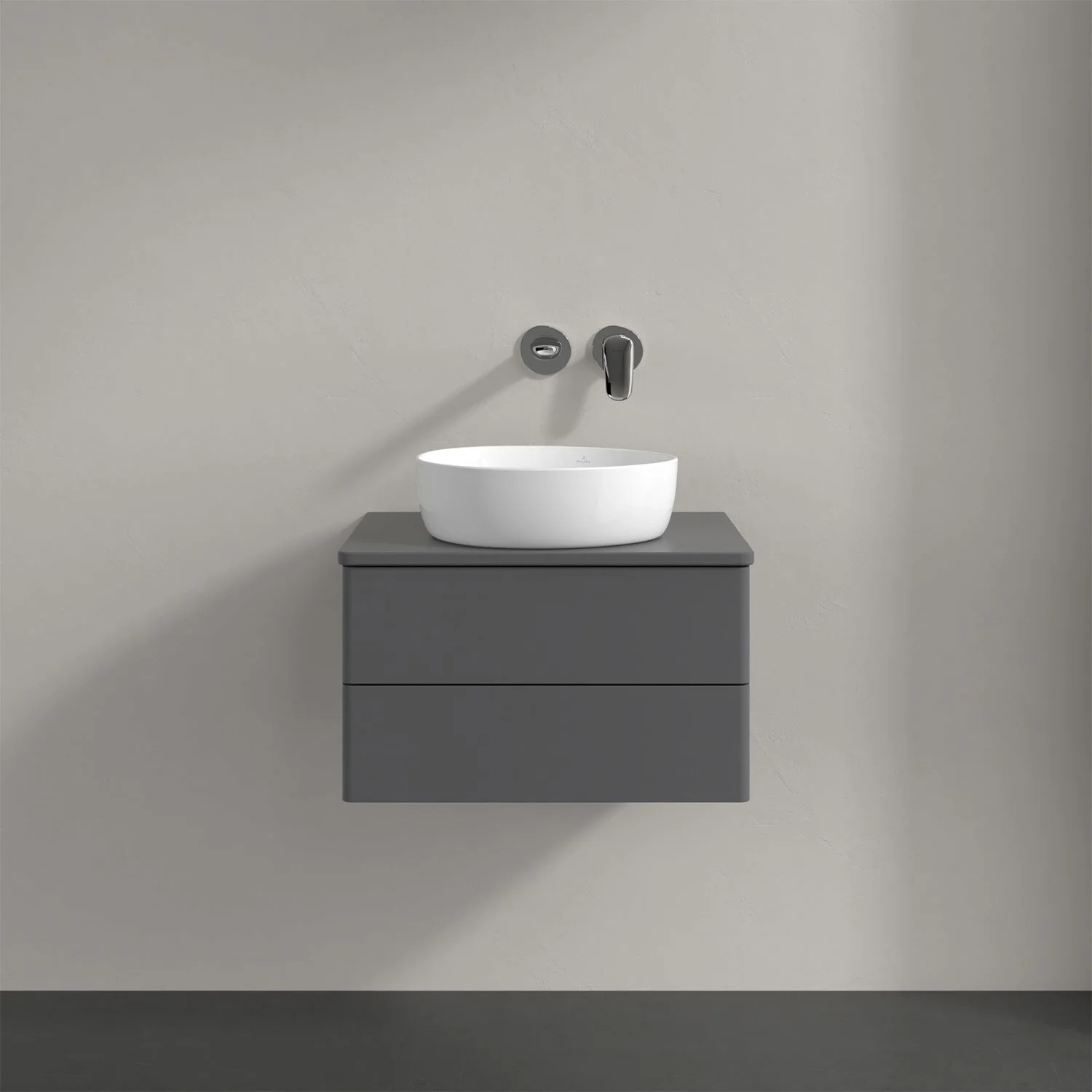 Szara umywalka z baterią ścienną w łazience, Villeroy & Boch