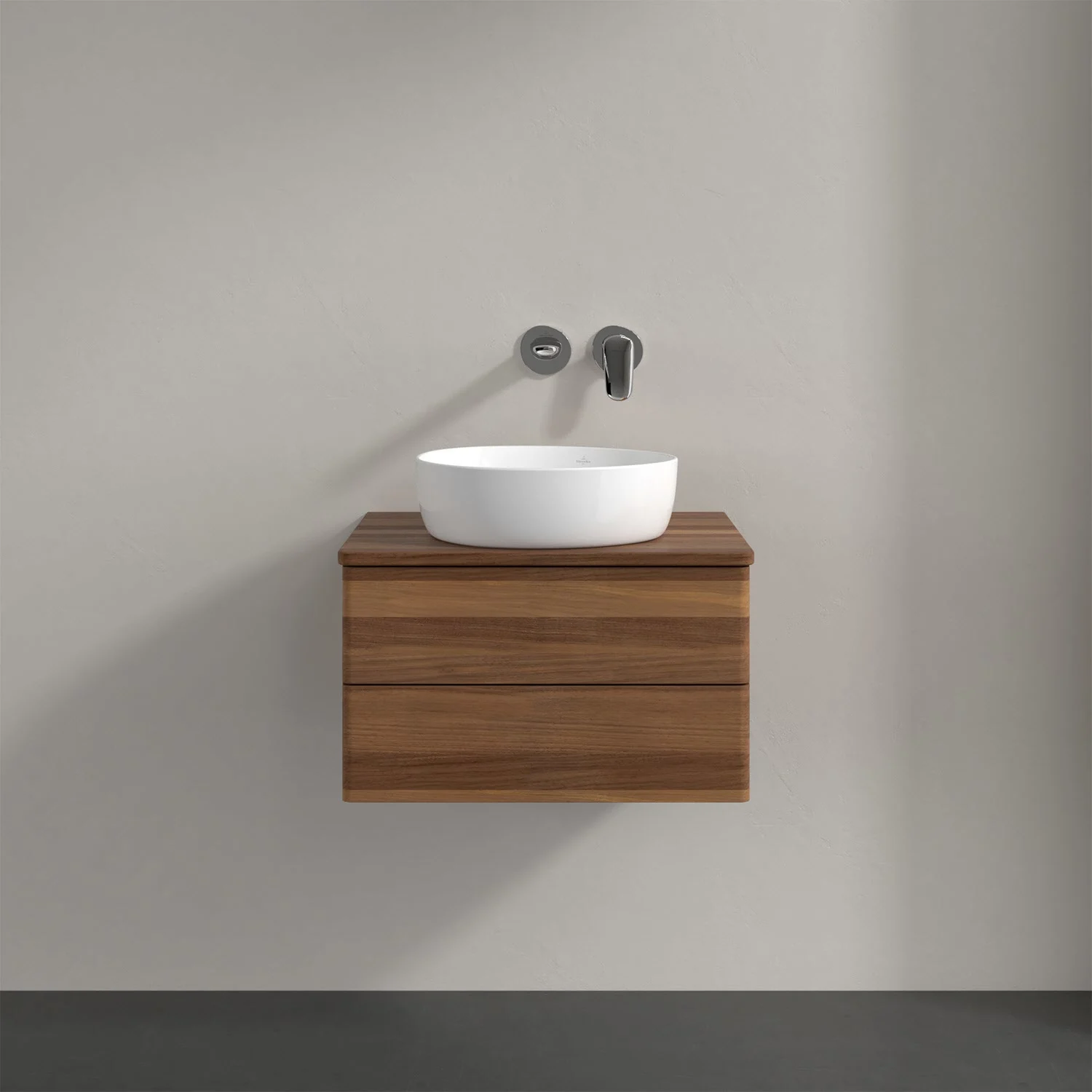 Drewniana umywalka z baterią ścienną w łazience, Villeroy & Boch