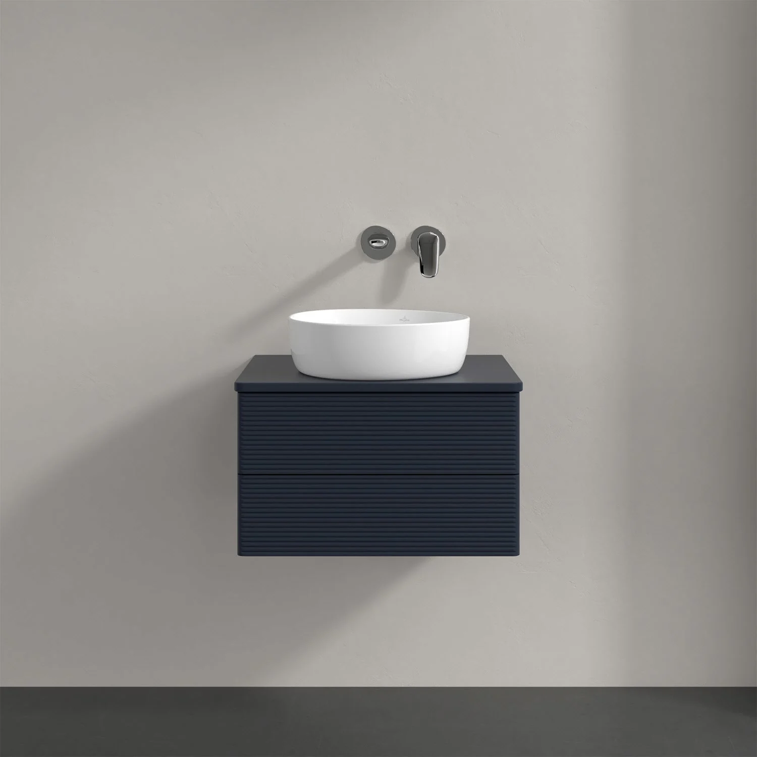 Czarna umywalka z baterią ścienną w łazience, Villeroy & Boch