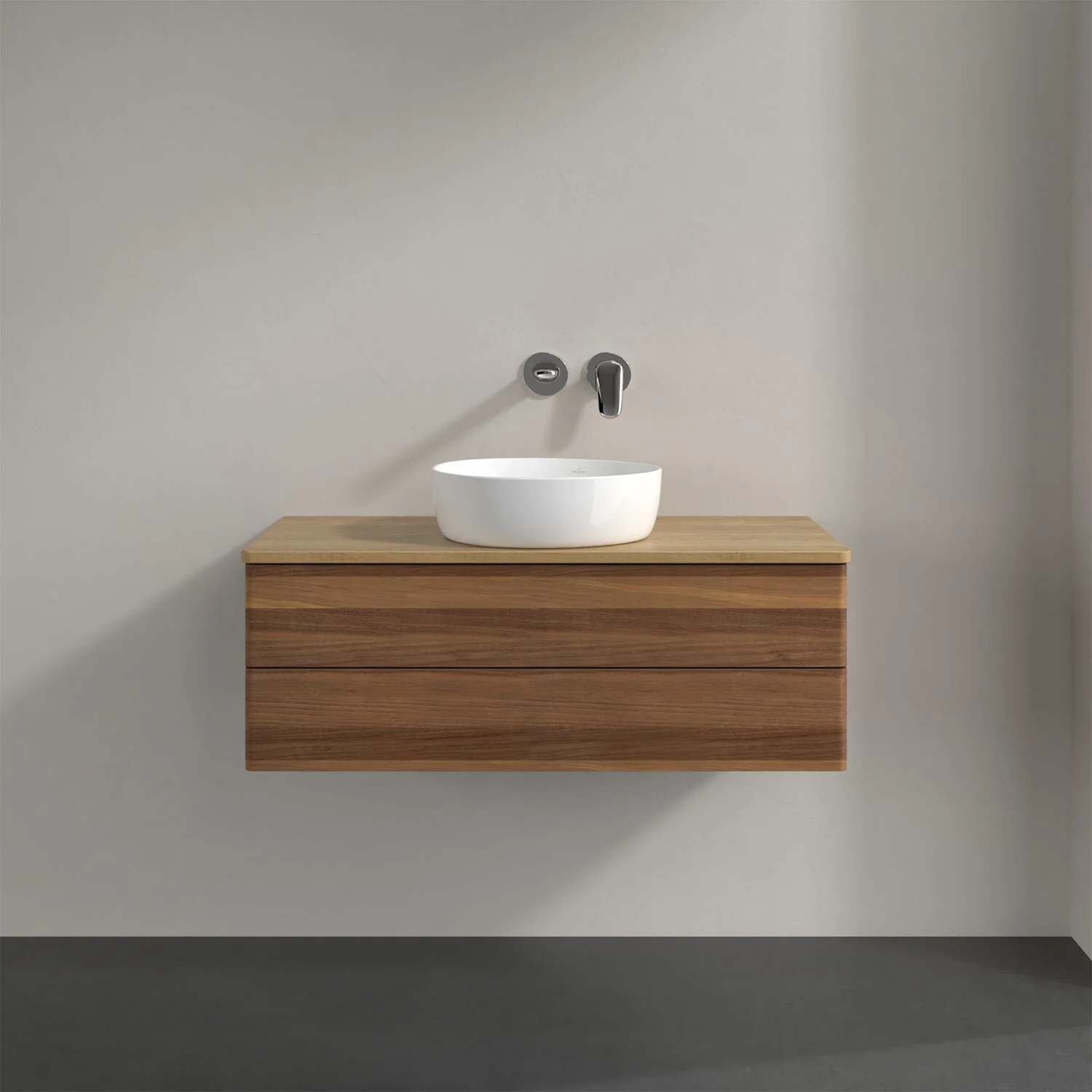 Drewniana umywalka z ciemnym drewnianym blatem w łazience, Villeroy & Boch