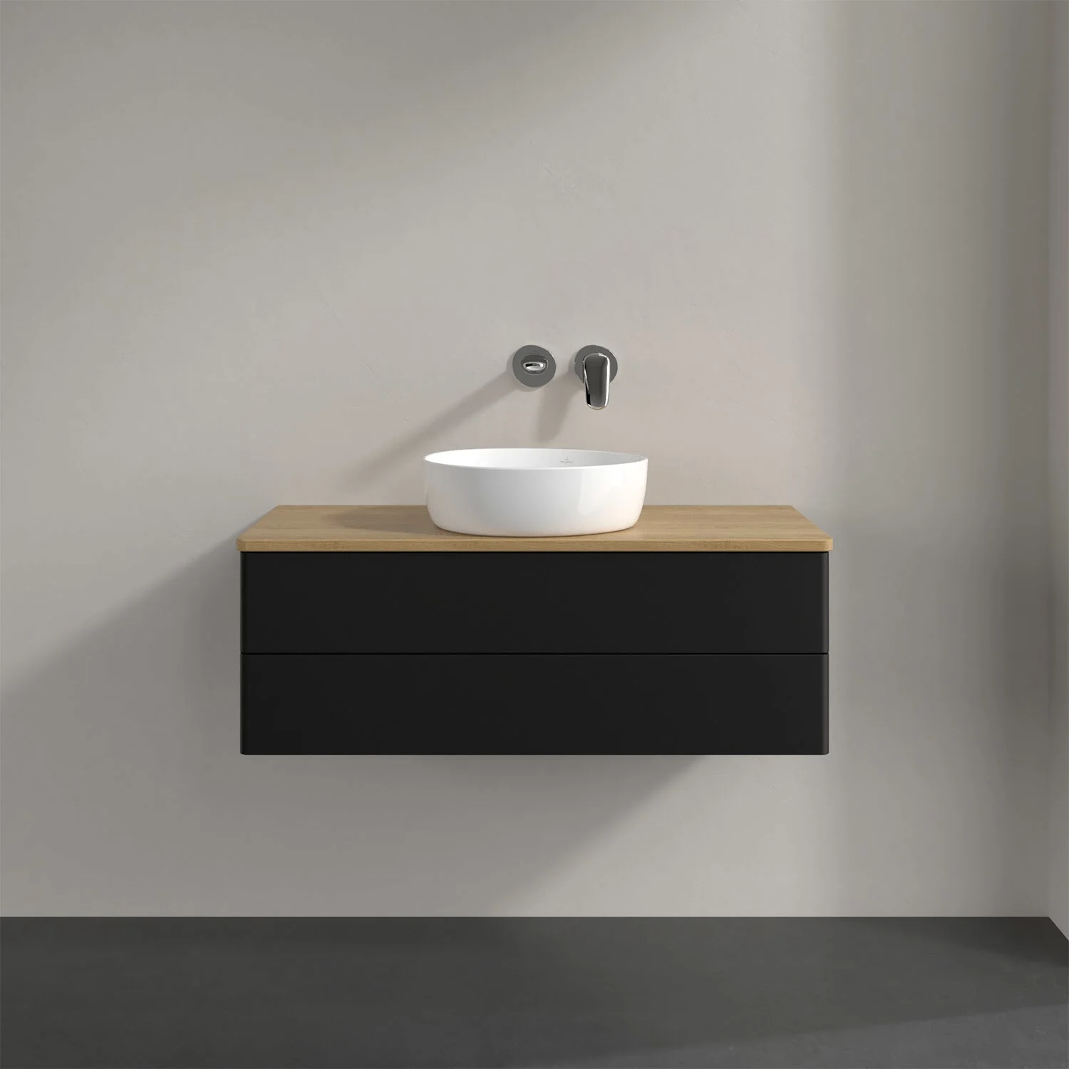 Czarna umywalka z drewnianym blatem w łazience, Villeroy & Boch