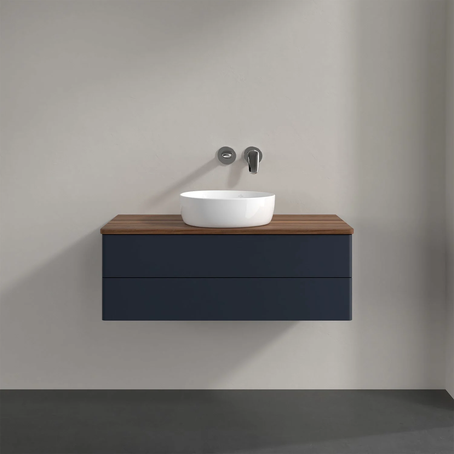 Umywalka z niebieską szafką i drewnianym blatem, Villeroy & Boch