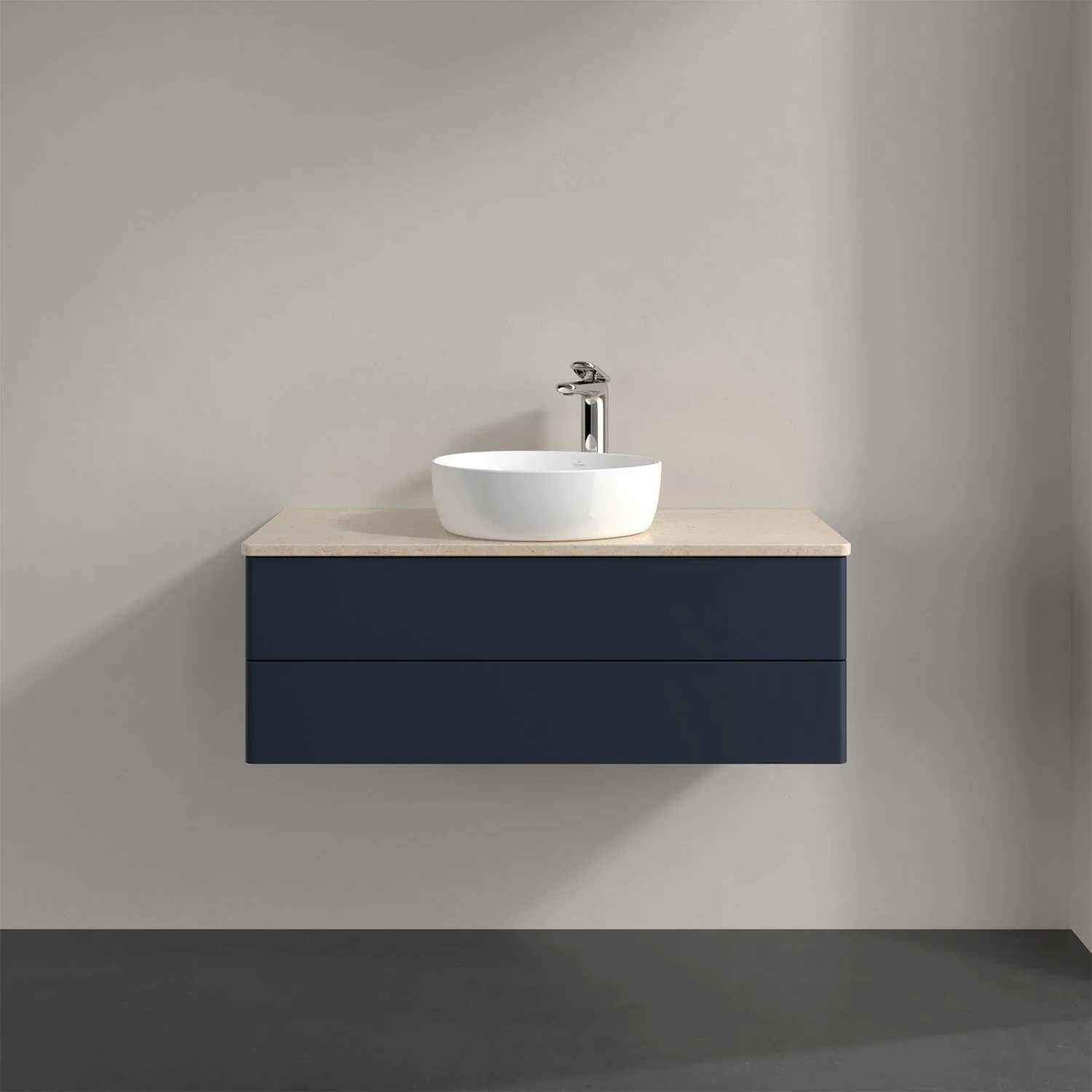 Umywalka z niebieską szafką w zbliżeniu, Villeroy & Boch