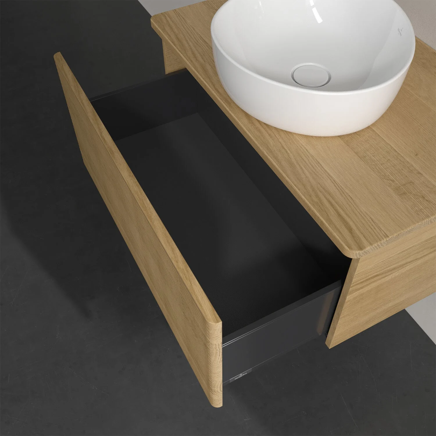 Otwarta szuflada pod białą umywalką na drewnianym blacie, Villeroy & Boch
