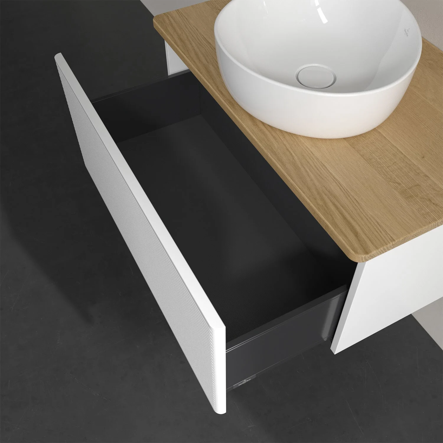 Otwarta szuflada pod białą umywalką na drewnianym blacie, Villeroy & Boch