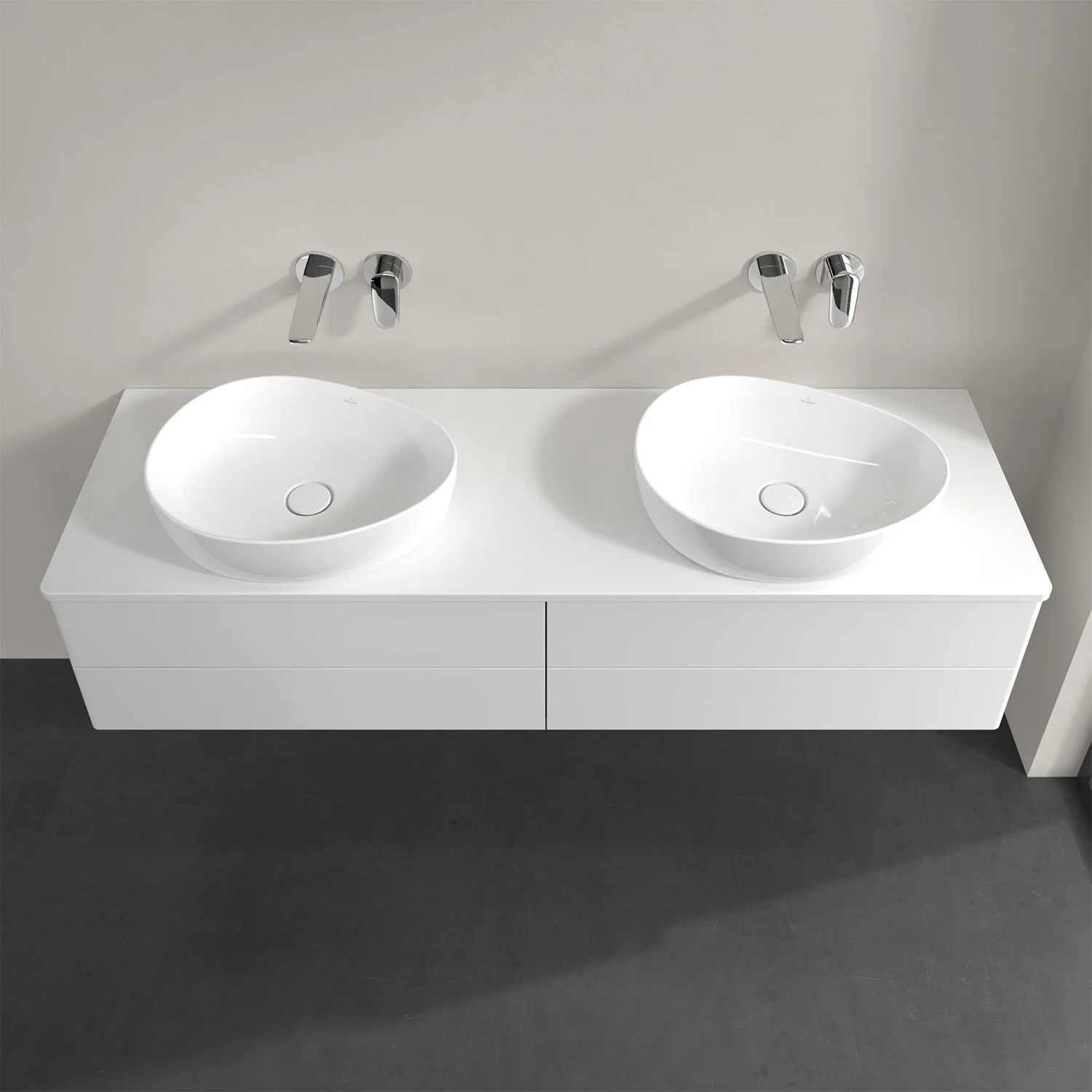 Podwójna umywalka na białej szafce w łazience, Villeroy & Boch