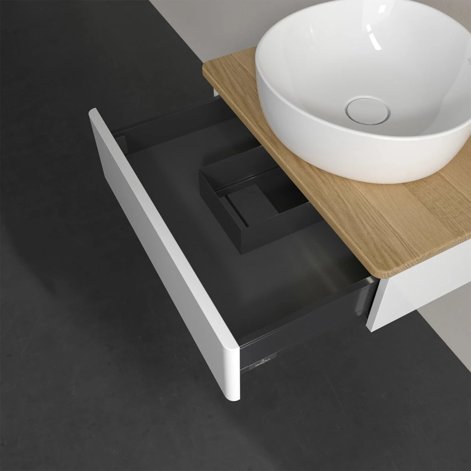 Umywalka na drewnianym blacie z otwartą białą szufladą, Villeroy & Boch