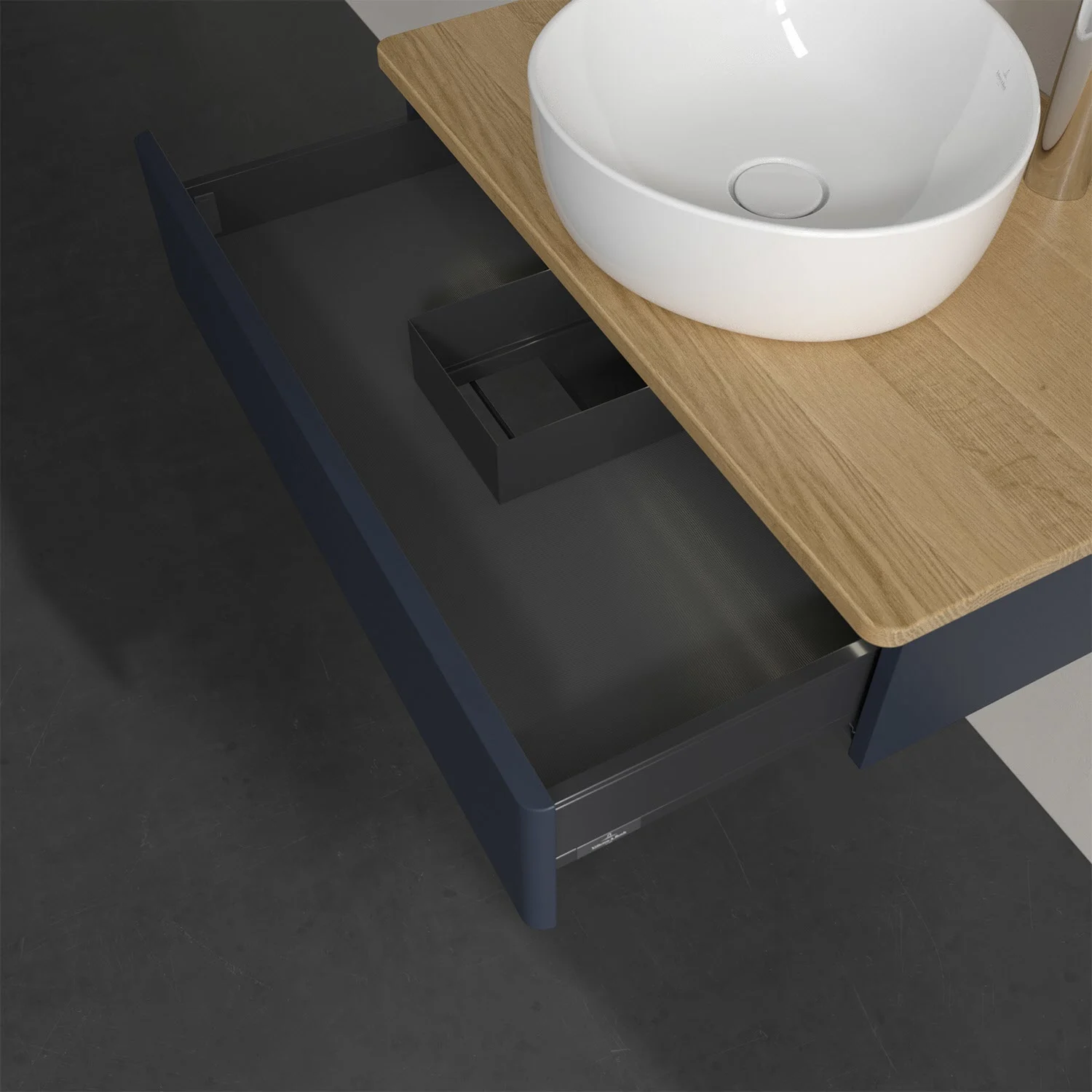 Otwarta szuflada pod umywalką z drewnianą powierzchnią, Villeroy & Boch