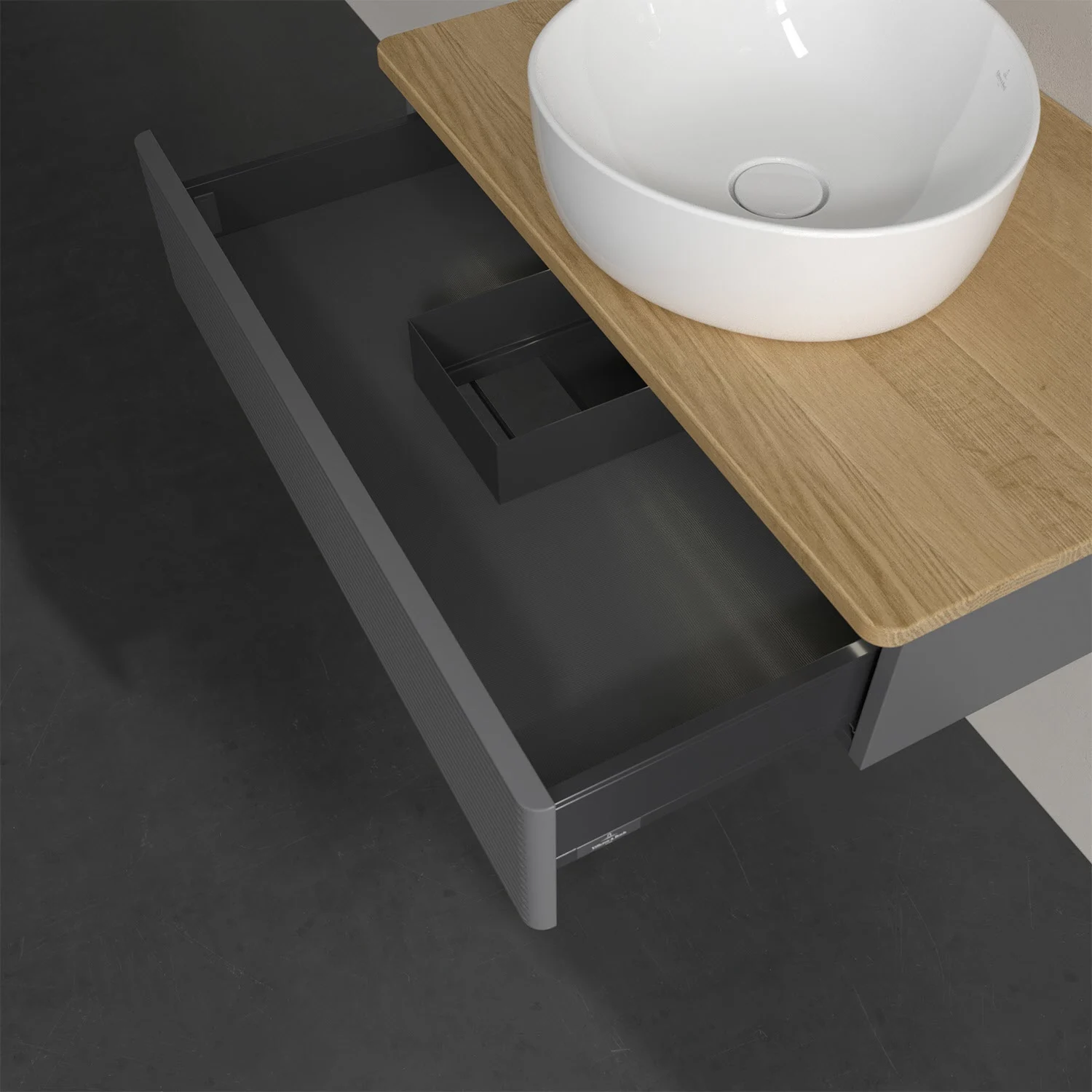 Otwarta szuflada pod umywalką z drewnianą powierzchnią, Villeroy & Boch