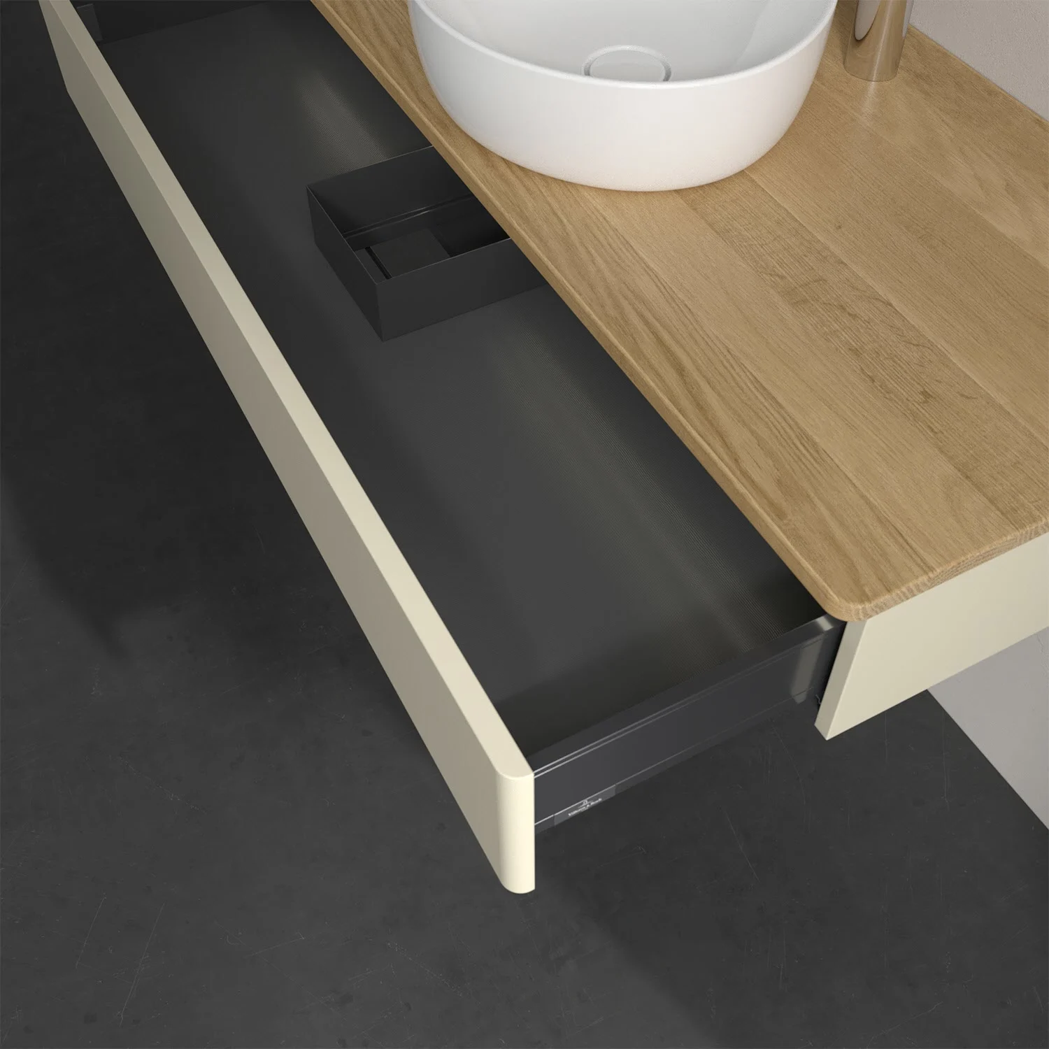 Kremowe meble łazienkowe z otwartą szufladą i umywalką, Villeroy & Boch