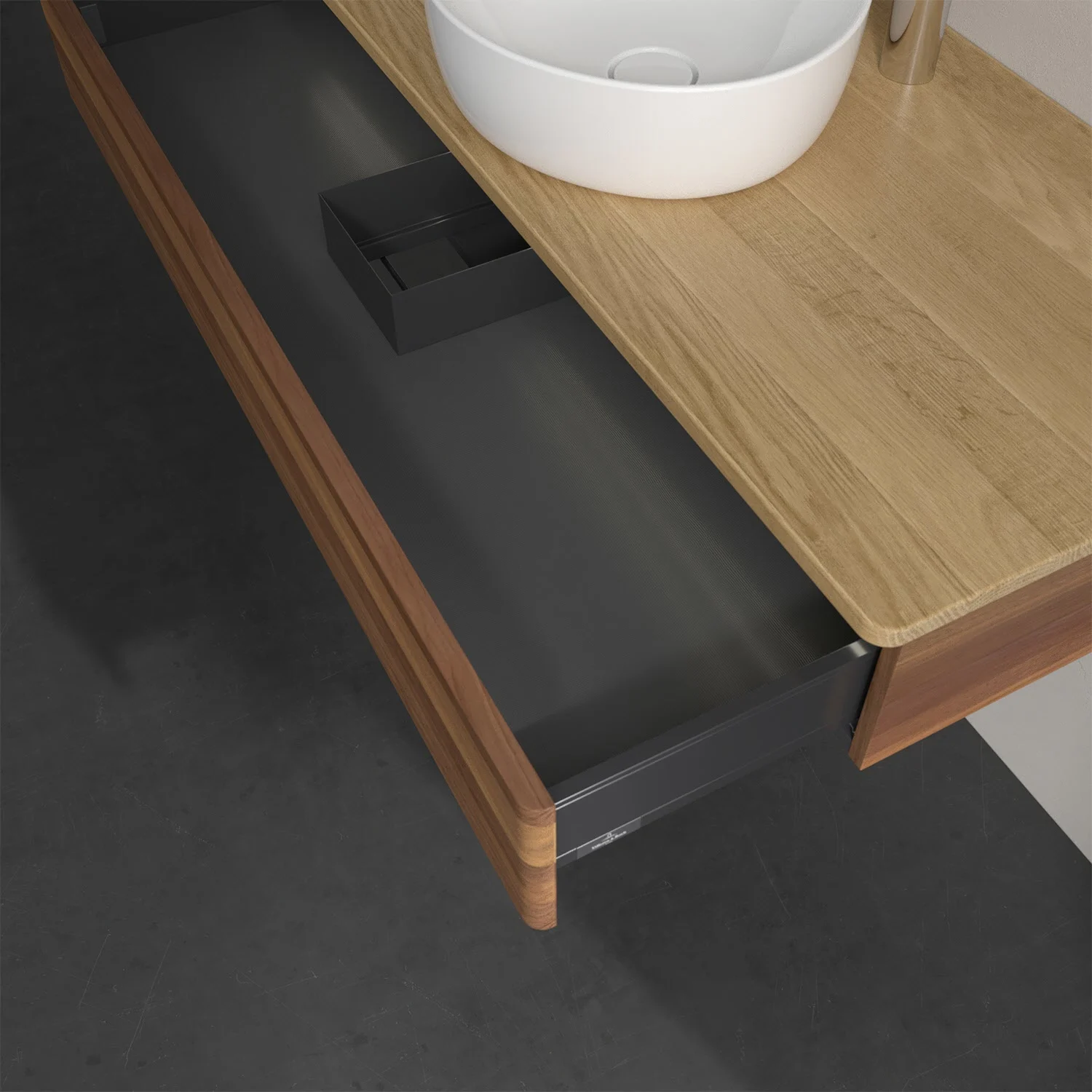 Otwarta szuflada pod umywalką z drewnianym blatem, Villeroy & Boch