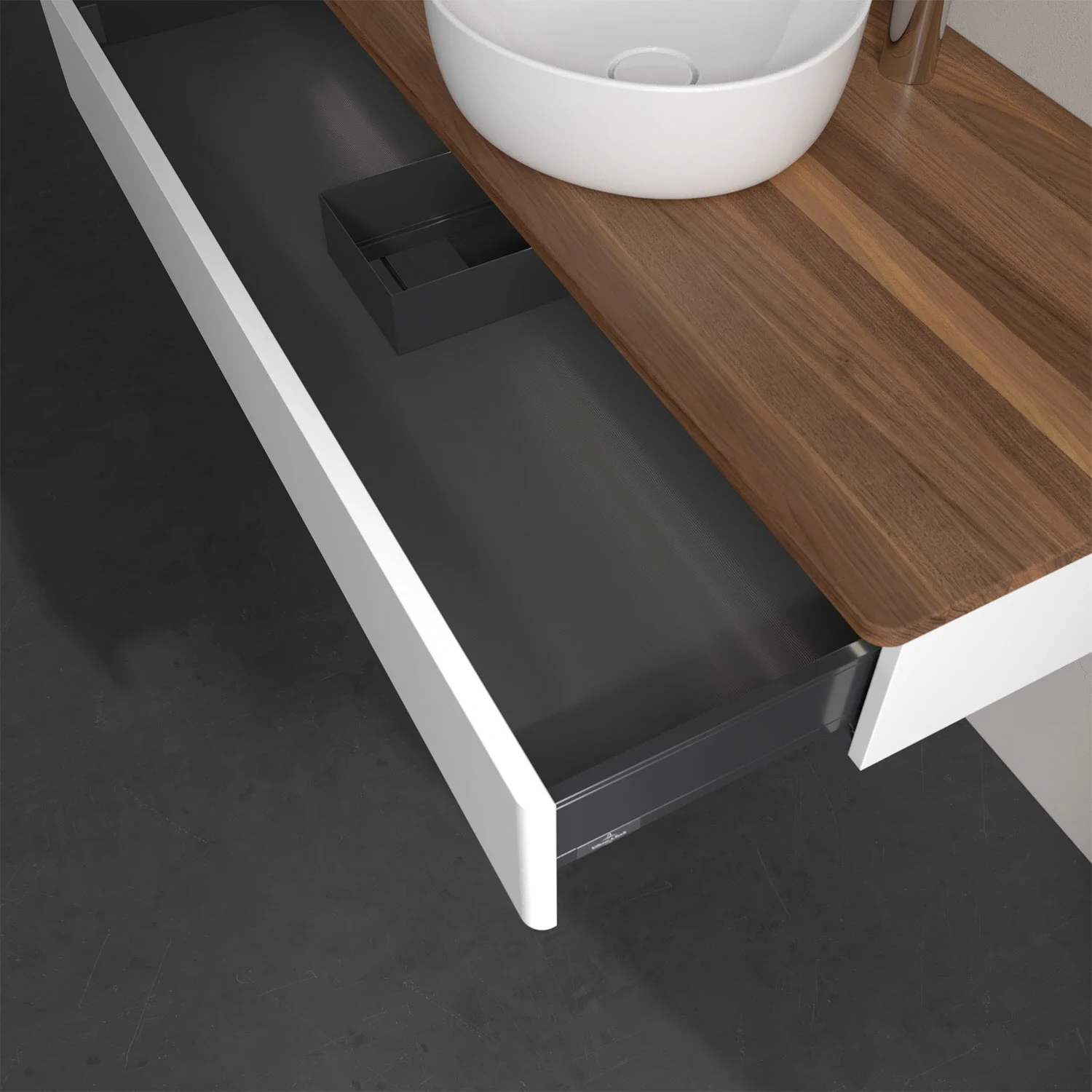 Otwarta szuflada pod umywalką z drewnianą powierzchnią, Villeroy & Boch