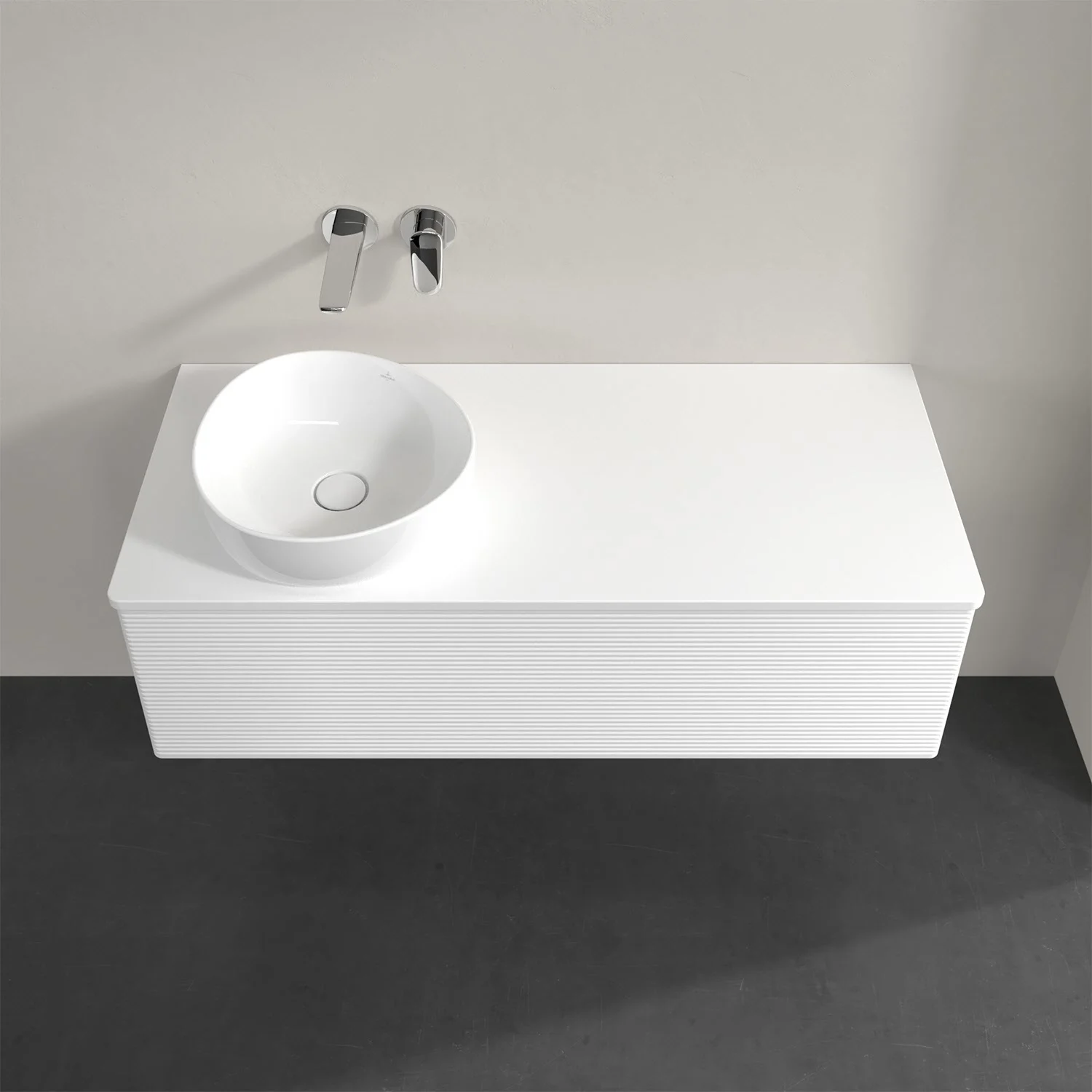 Biała umywalka z baterią w zbliżeniu, Villeroy & Boch