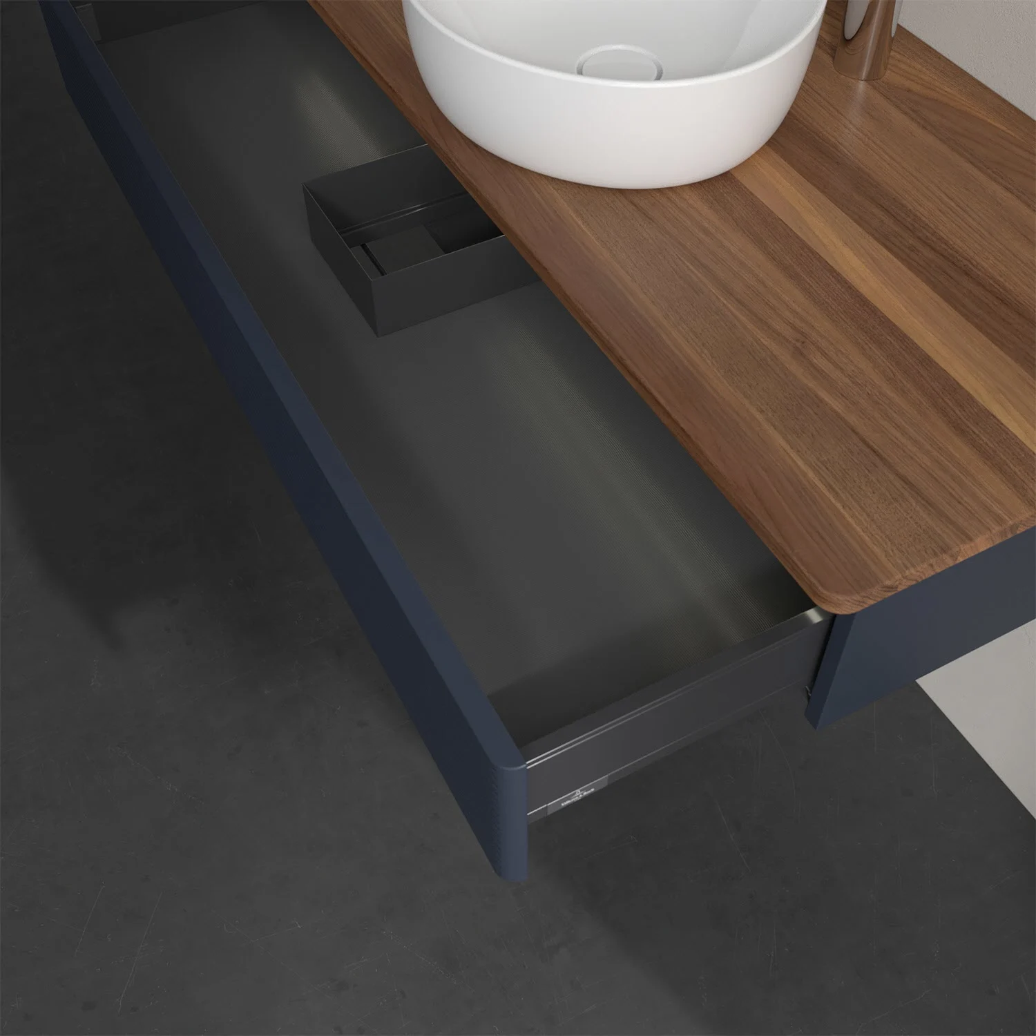 Otwarta szuflada pod umywalką z drewnianą powierzchnią, Villeroy & Boch