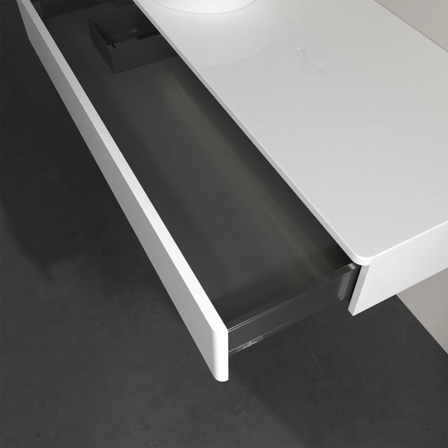 Otwarta szuflada pod białą umywalką, Villeroy & Boch