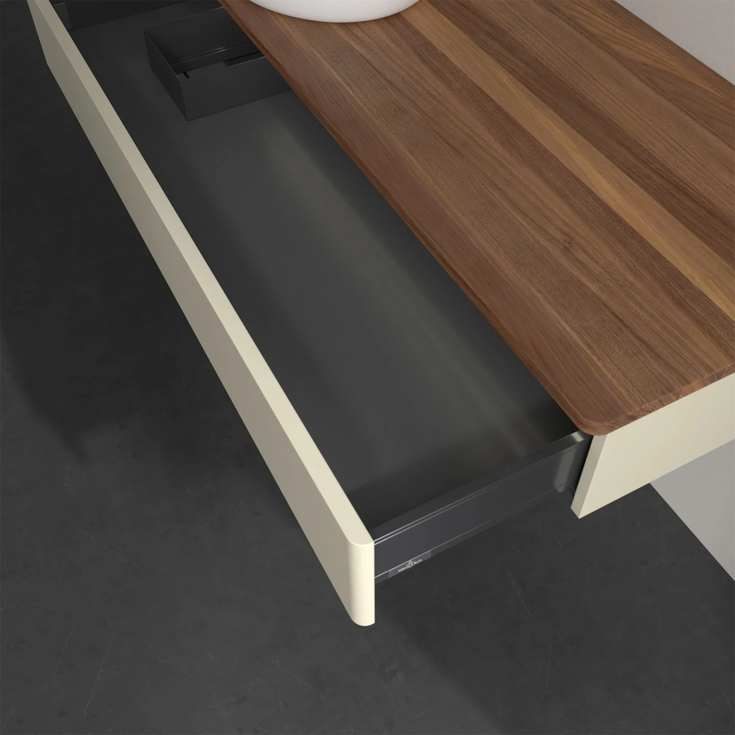 Otwarta szuflada pod drewnianym blatem w łazience, Villeroy & Boch