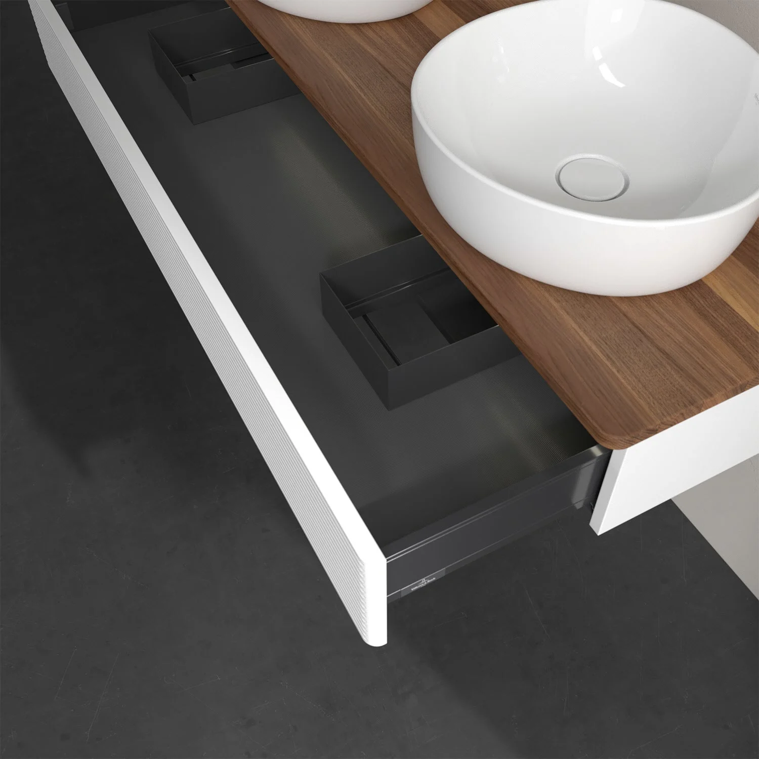 Zbliżenie otwartej szuflady w łazience, Villeroy & Boch