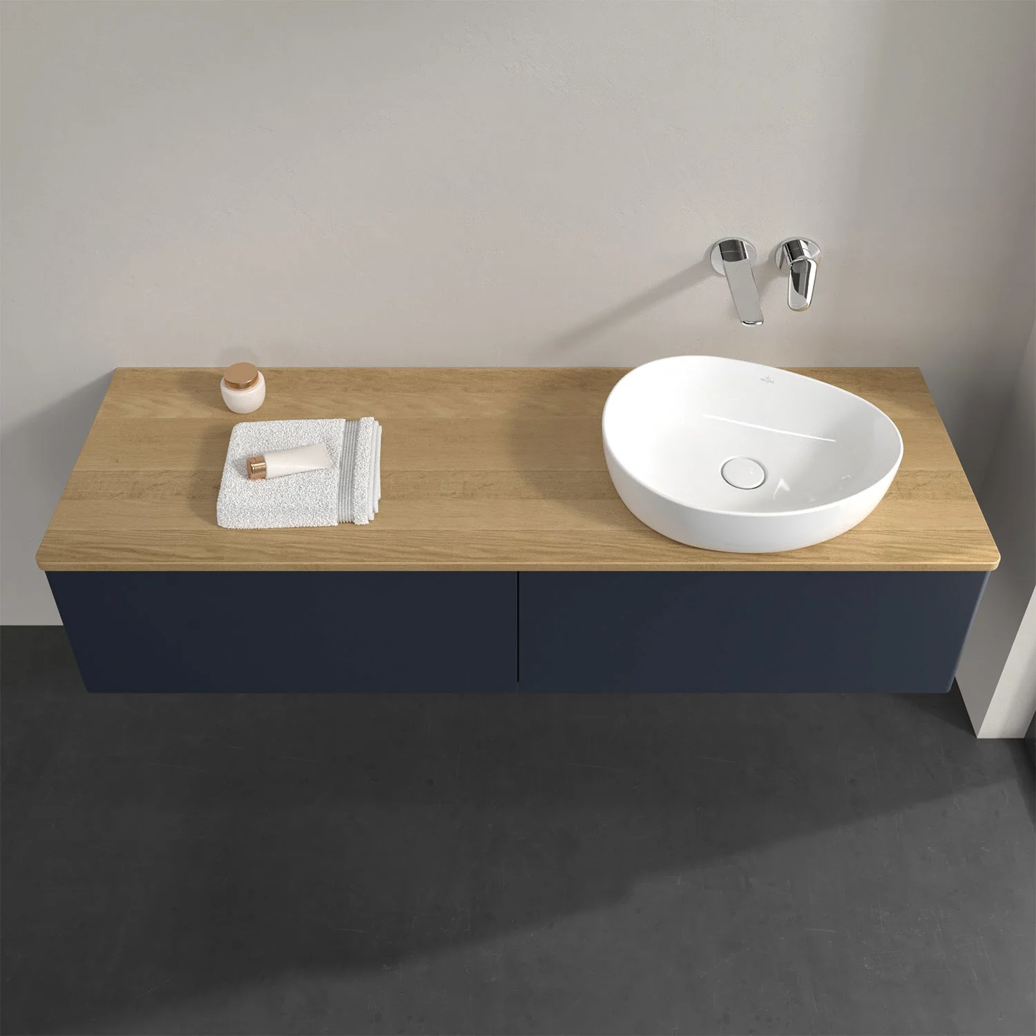 Umywalka z drewnianym blatem i niebieską szafką, Villeroy & Boch