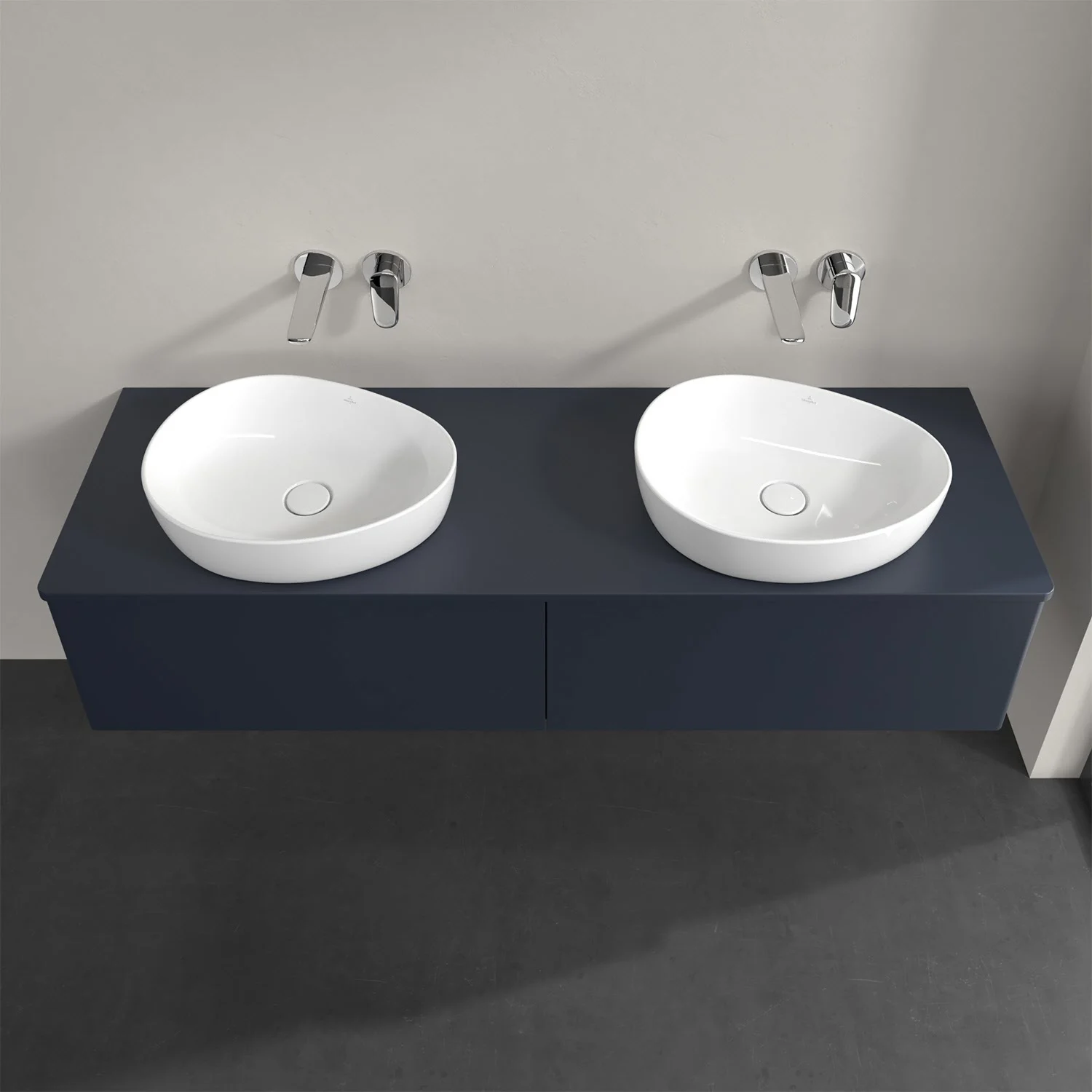 Podwójna umywalka na niebieskiej toaletce w łazience, Villeroy & Boch