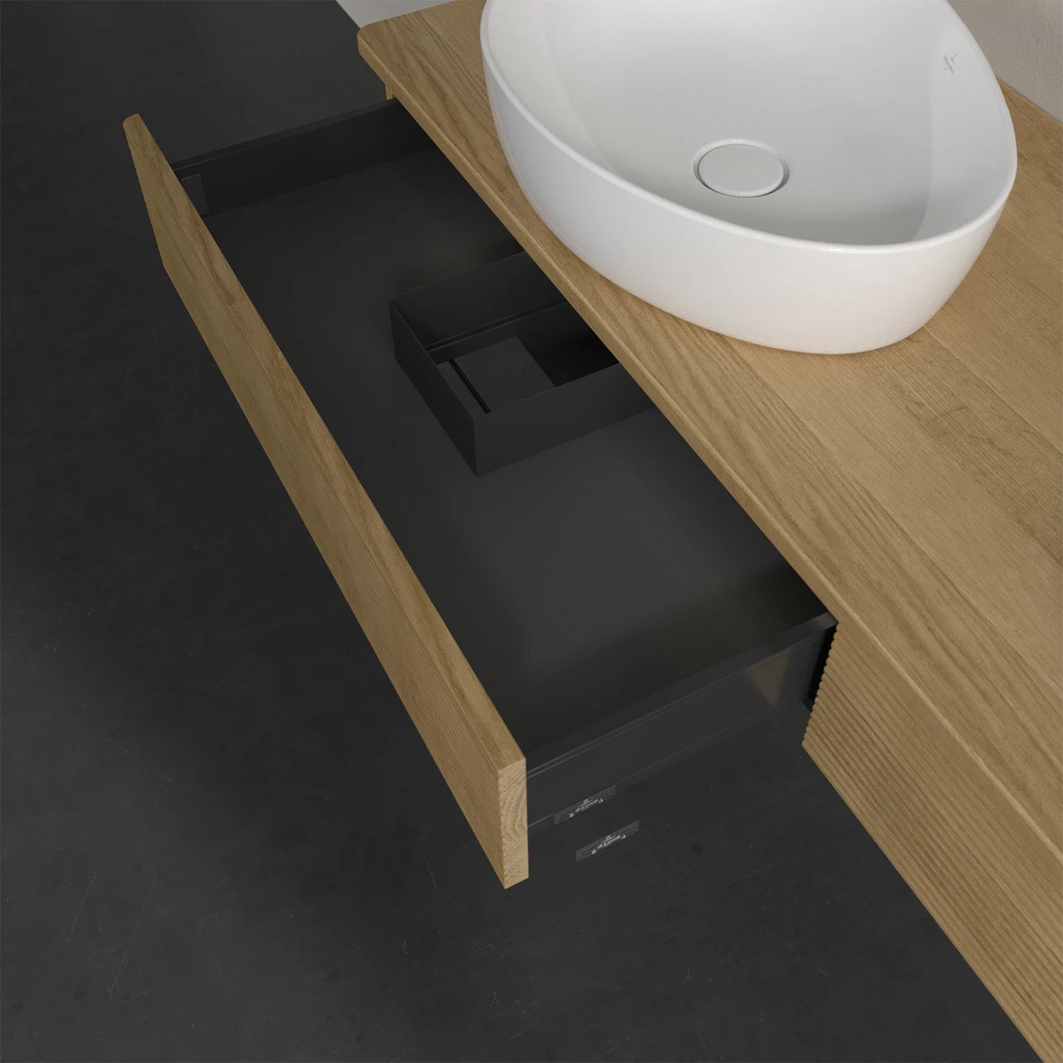Drewniany blat z białą umywalką i otwartą szufladą, Villeroy & Boch