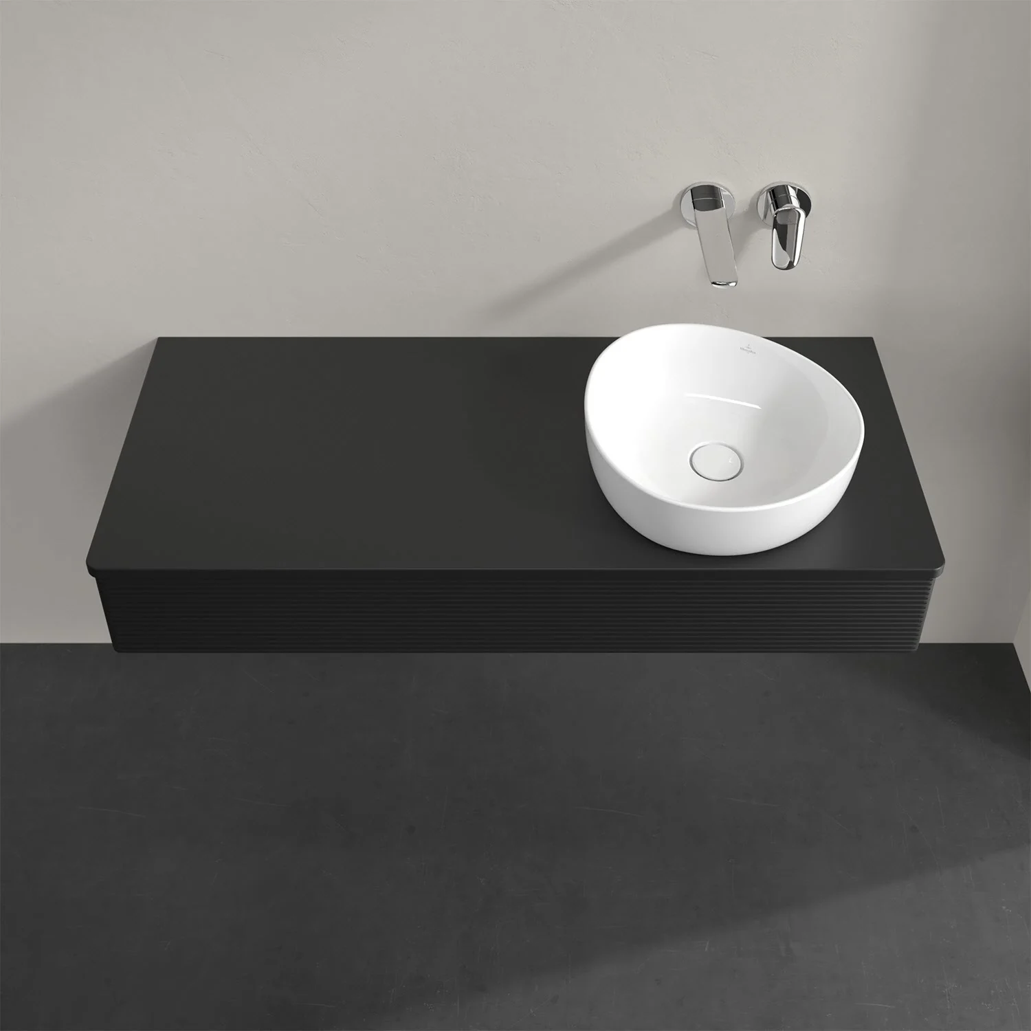 Czarna umywalka z baterią ścienną z bliska, Villeroy & Boch