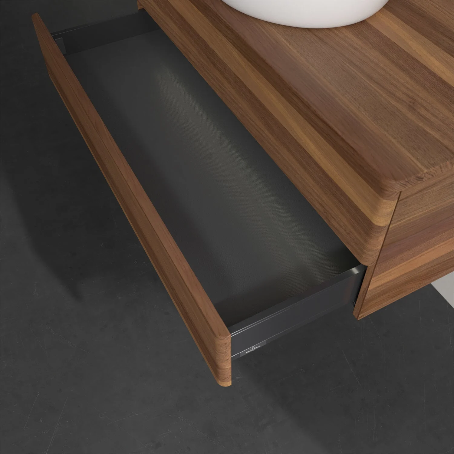 Otwarta szuflada pod drewnianym blatem w łazience, Villeroy & Boch