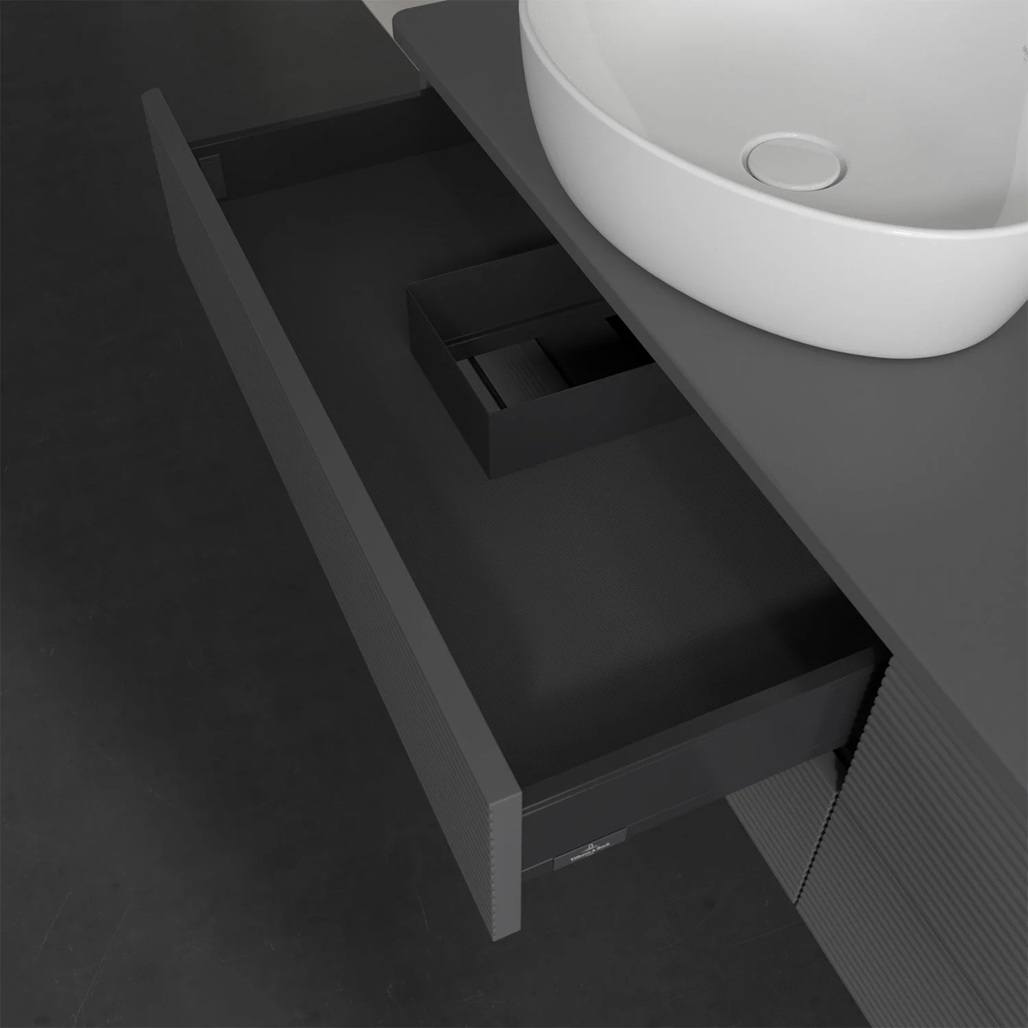 Otwarta szuflada pod umywalką w zbliżeniu, Villeroy & Boch