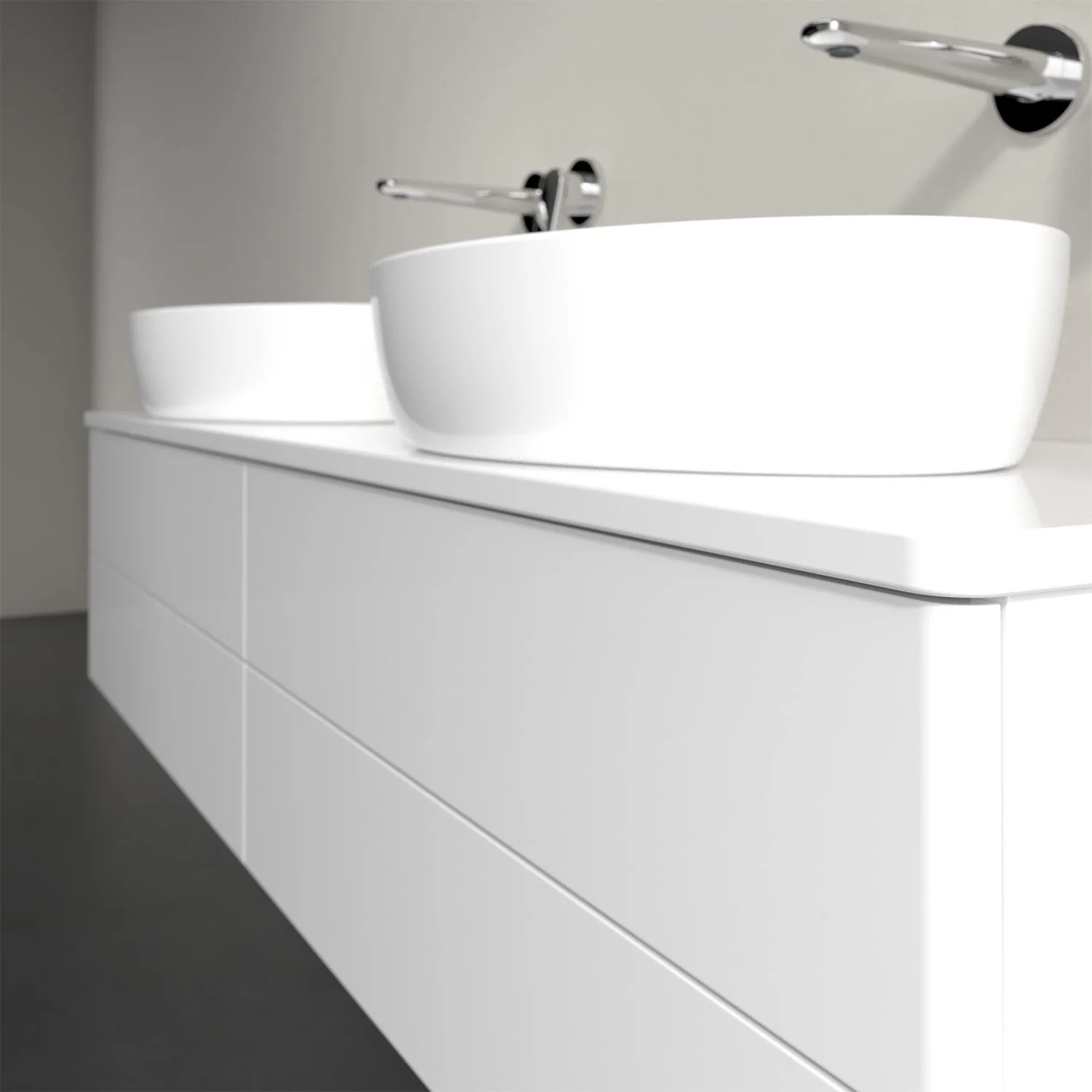 Białe umywalki na białej szafce w łazience, Villeroy & Boch