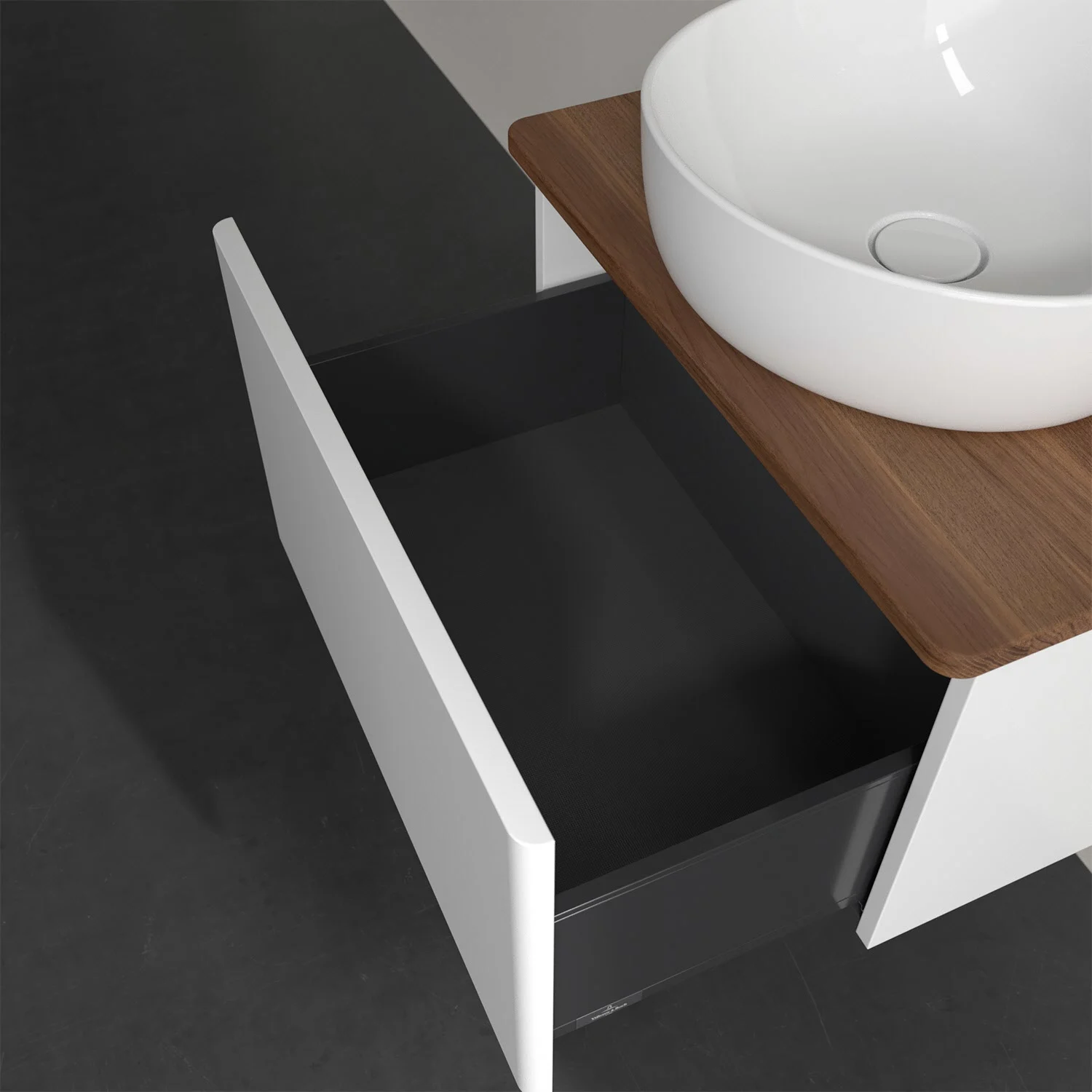 Otwarta szuflada pod białą umywalką w łazience, Villeroy & Boch