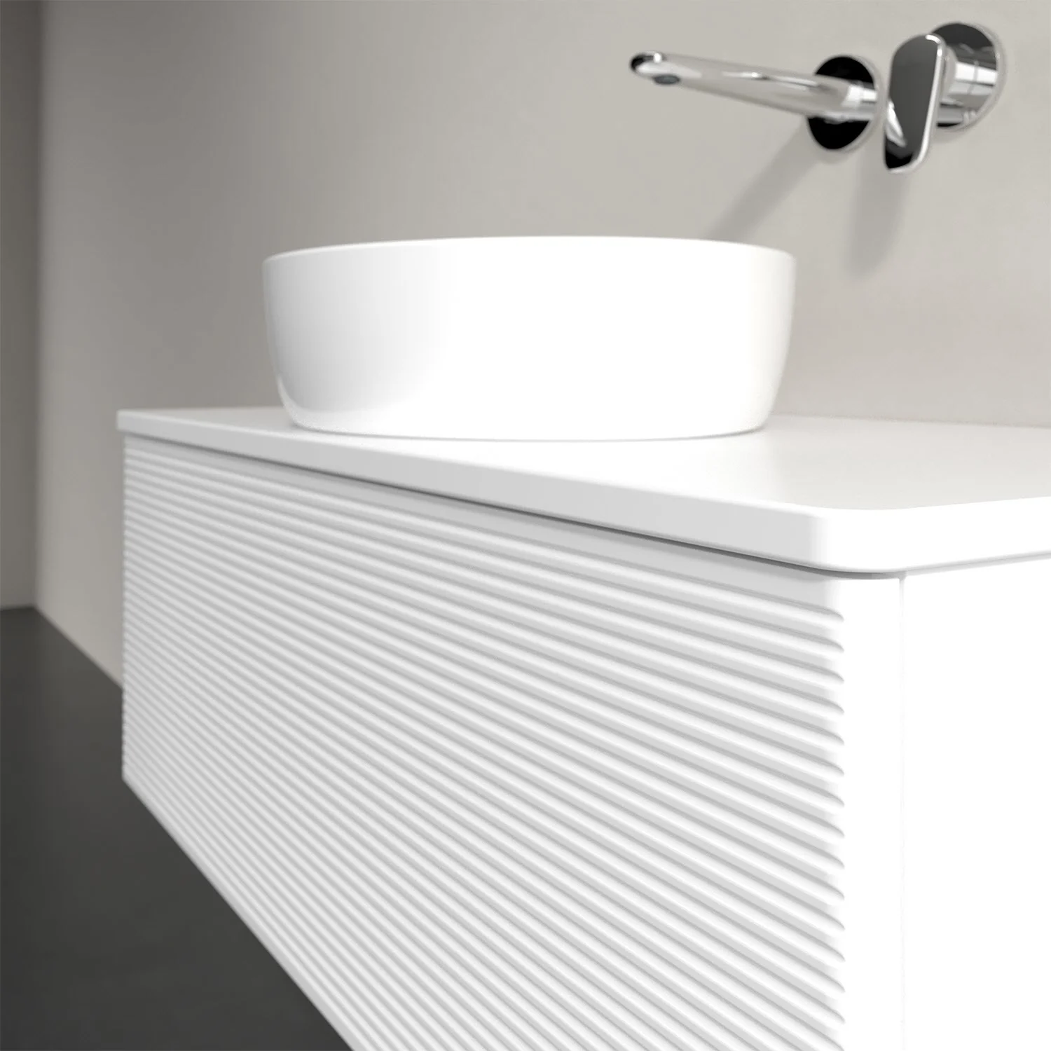 Biała umywalka z baterią ścienną w zbliżeniu, Villeroy & Boch
