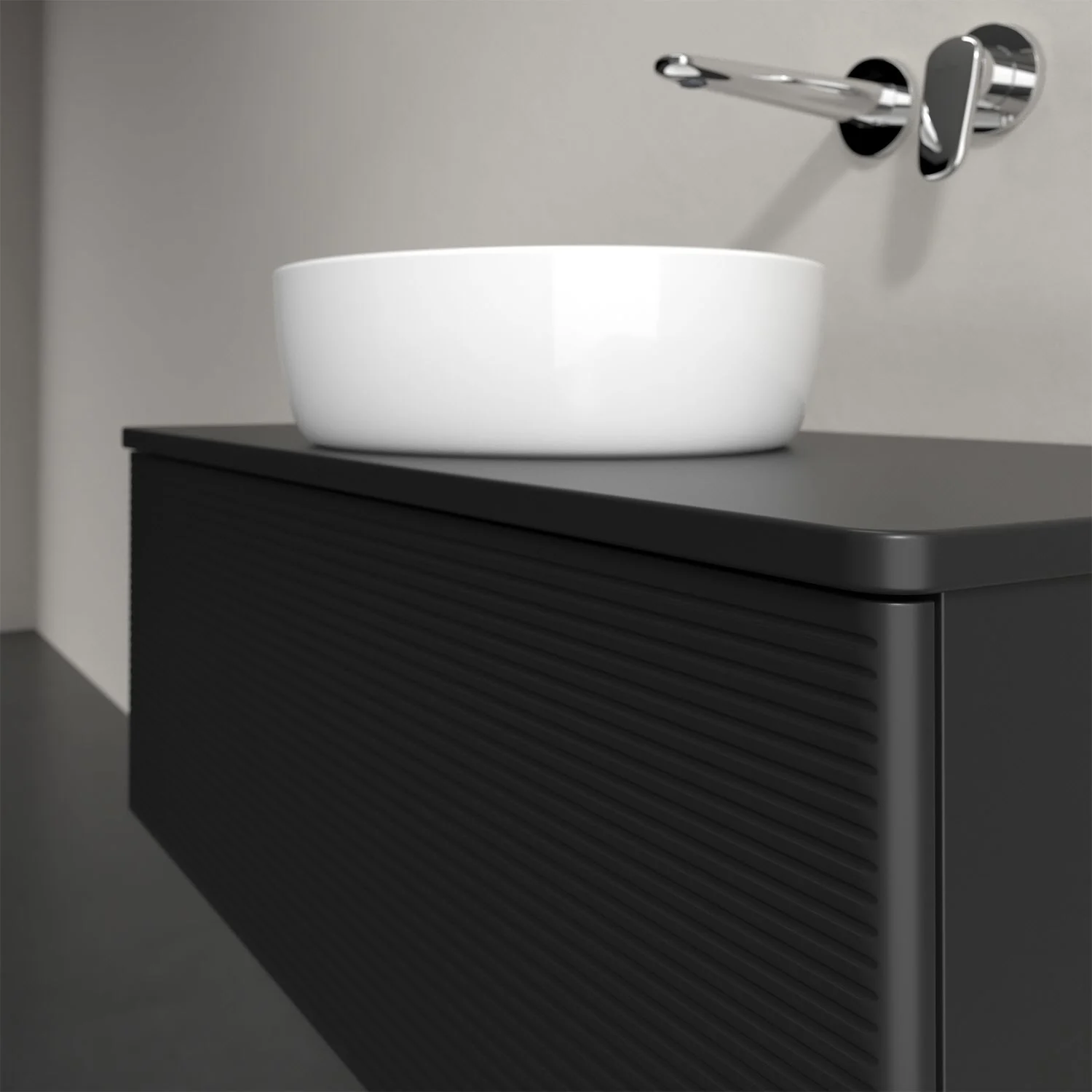 Czarna umywalka z baterią ścienną w zbliżeniu, Villeroy & Boch