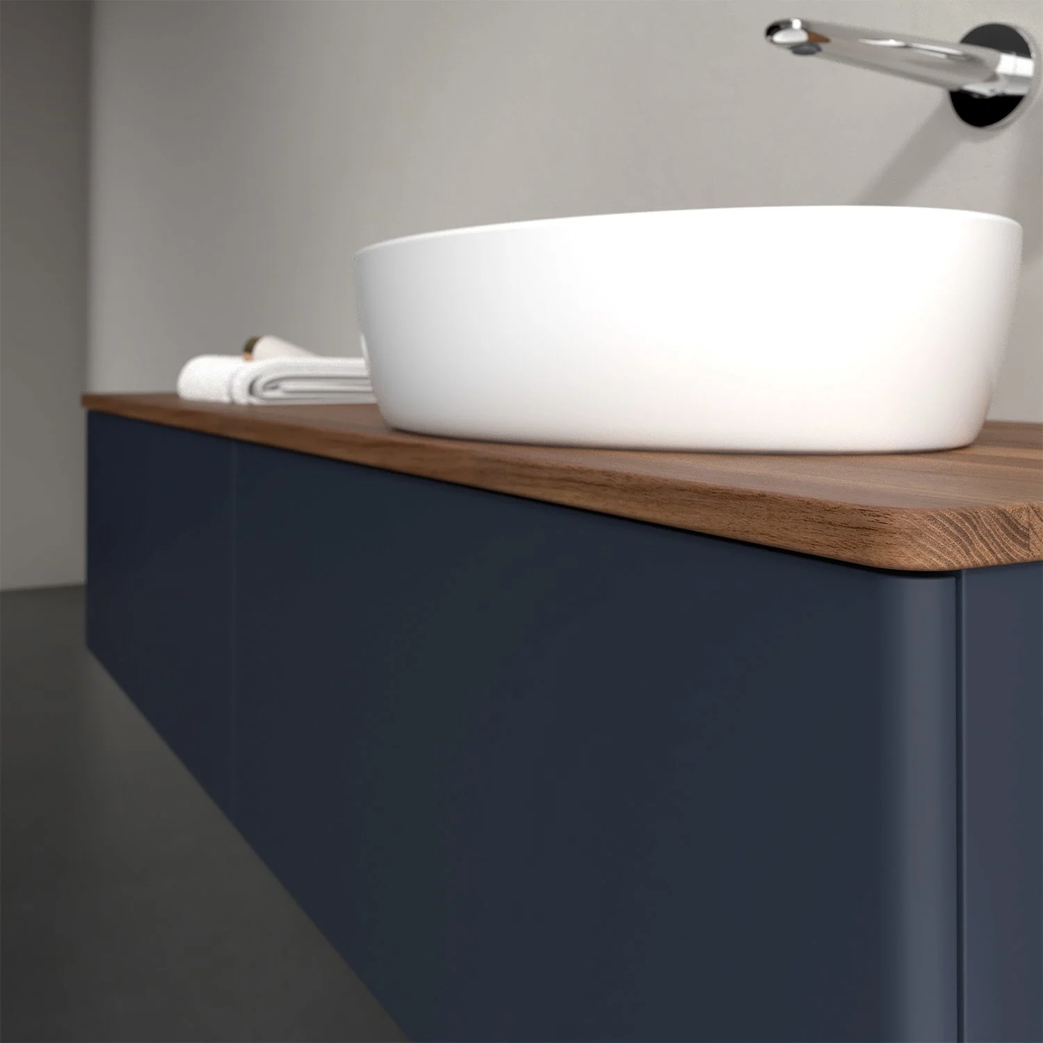 Niebieskie meble łazienkowe z białą umywalką z bliska, Villeroy & Boch