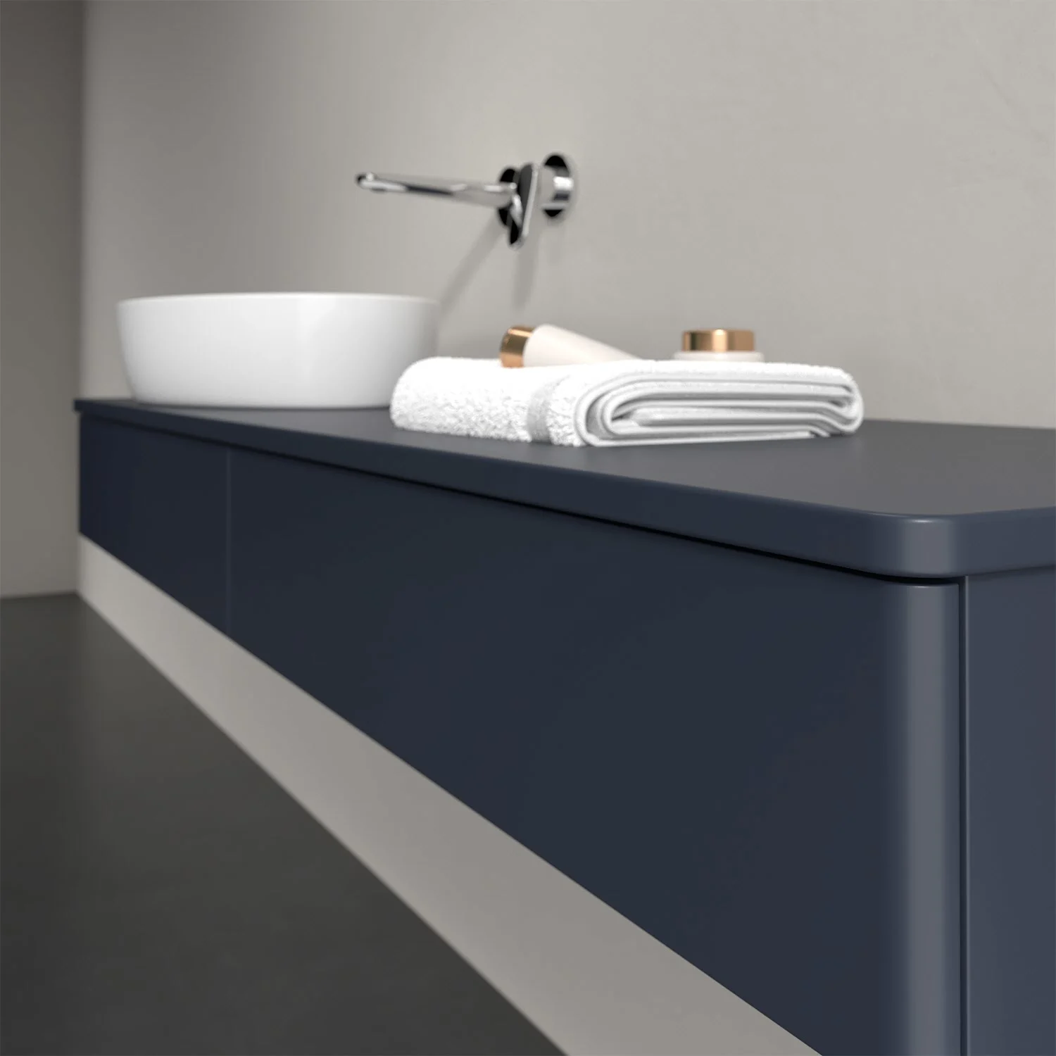 Niebieskie meble łazienkowe z umywalką i ręcznikami, Villeroy & Boch