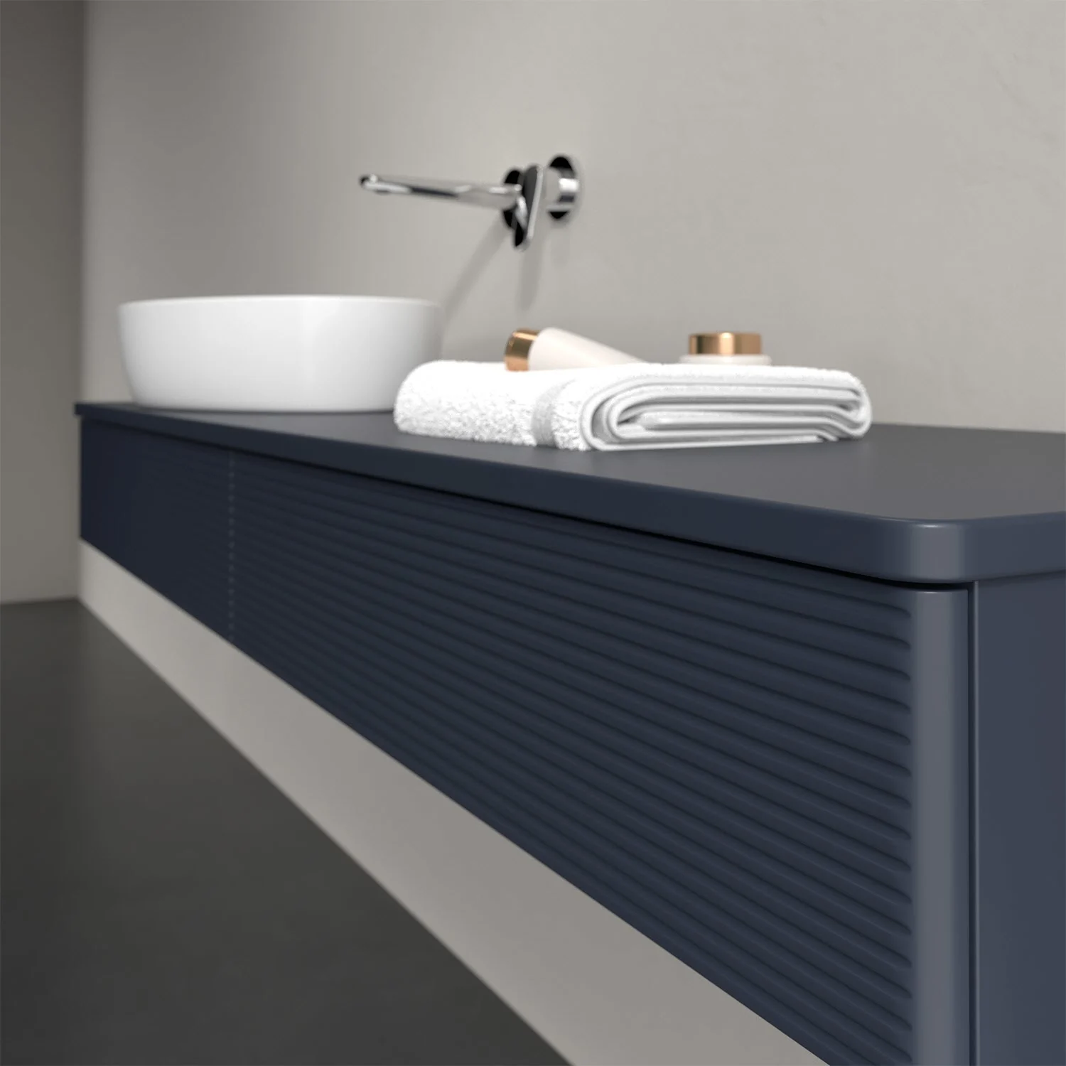 Niebieskie meble łazienkowe z umywalką z bliska, Villeroy & Boch