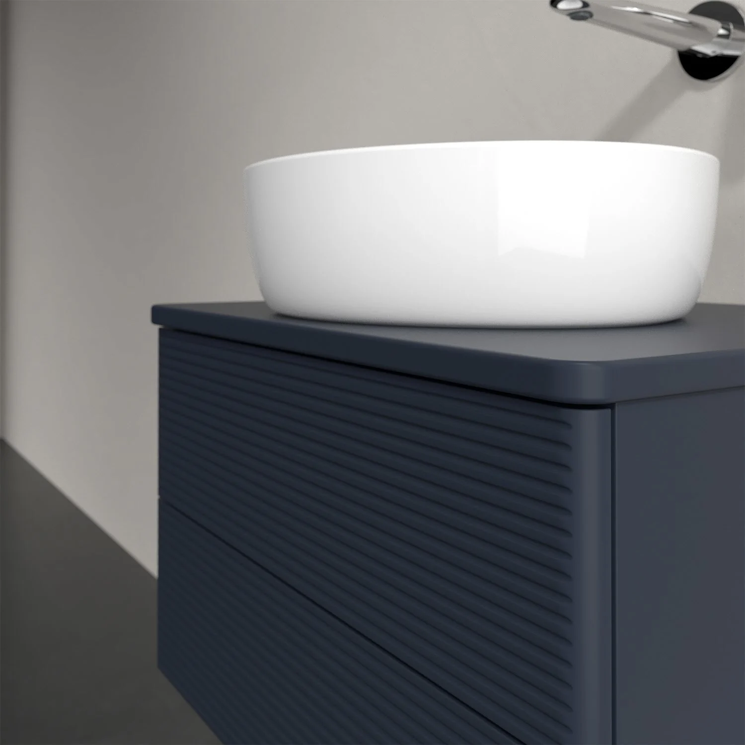 Umywalka na ciemnoniebieskiej szafce w łazience, Villeroy & Boch