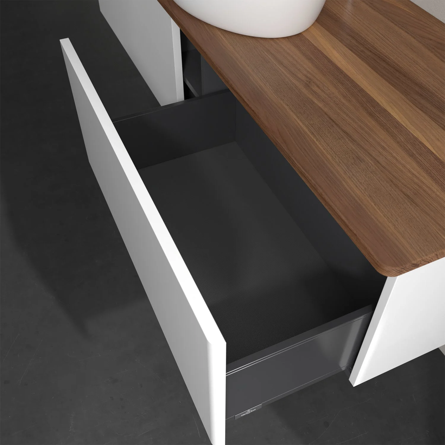 Otwarta szuflada pod drewnianym blatem w łazience, Villeroy & Boch