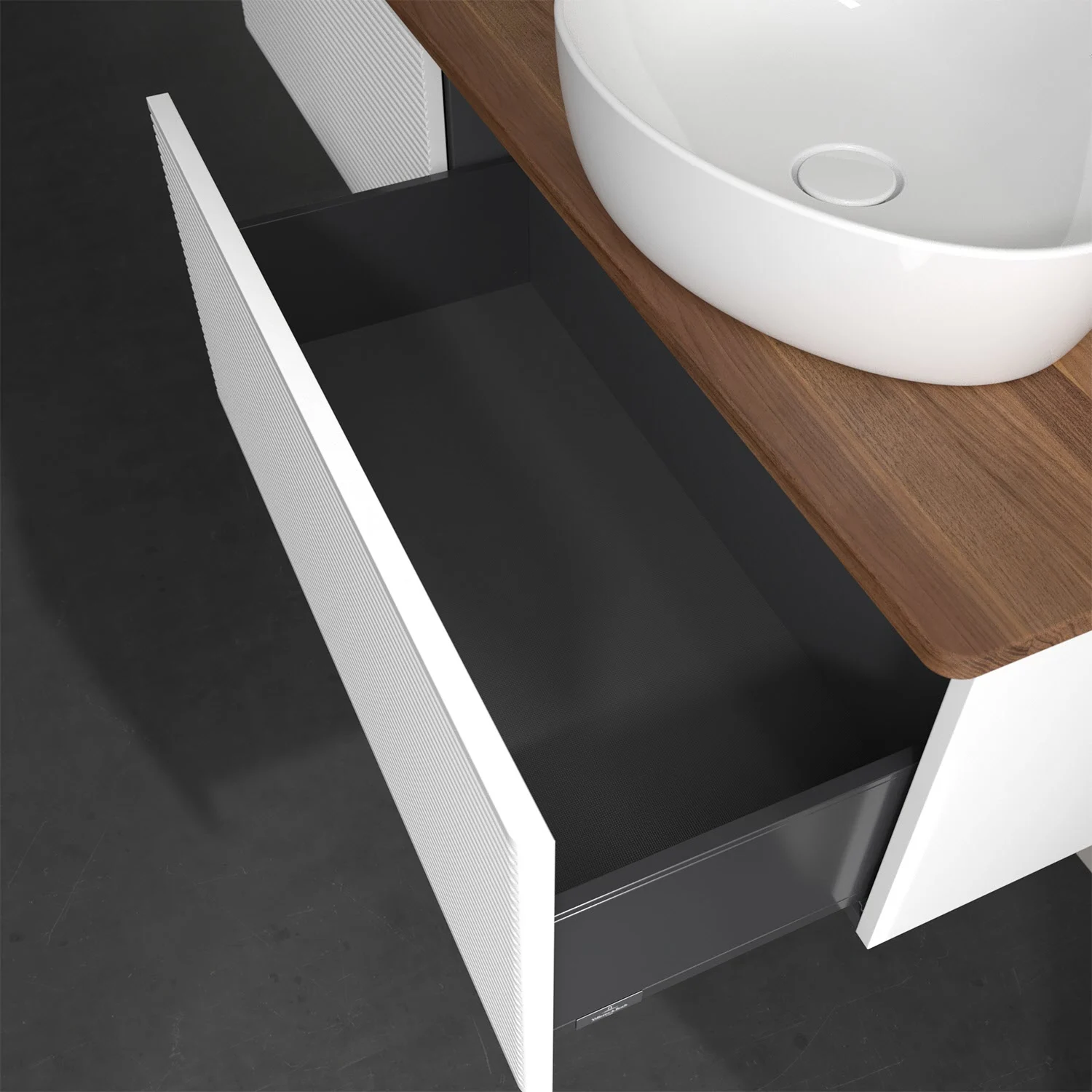 Zbliżenie na otwartą szafkę z umywalką, Villeroy & Boch