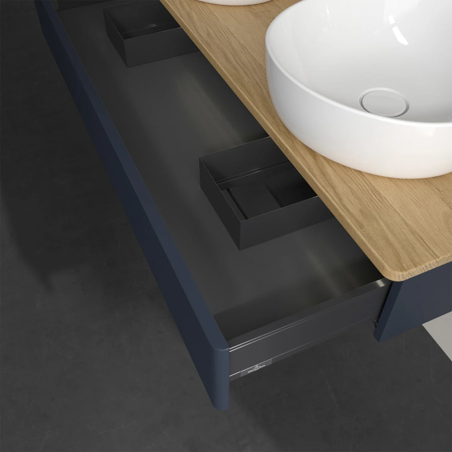 Zbliżenie otwartej toaletki z białymi umywalkami, Villeroy & Boch